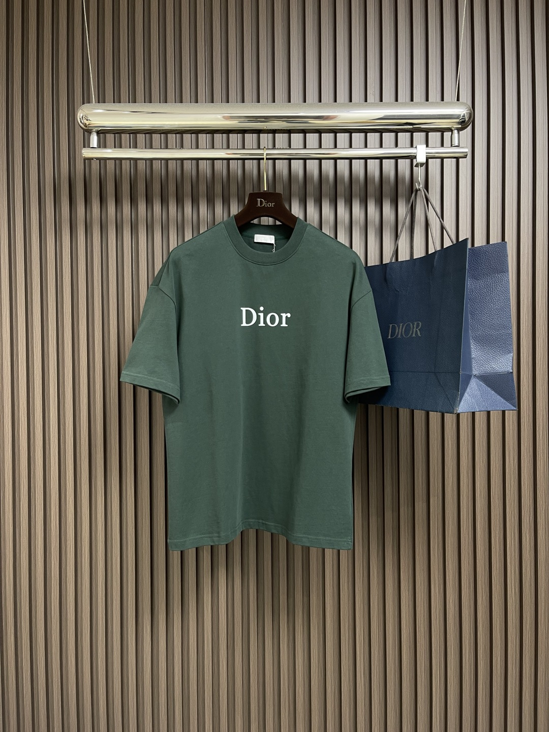 整套🛒🛒 
Dior 2025ss新款限定logo标识短袖T恤短裤套装，采用定制棉质平纹面料，透气舒适，