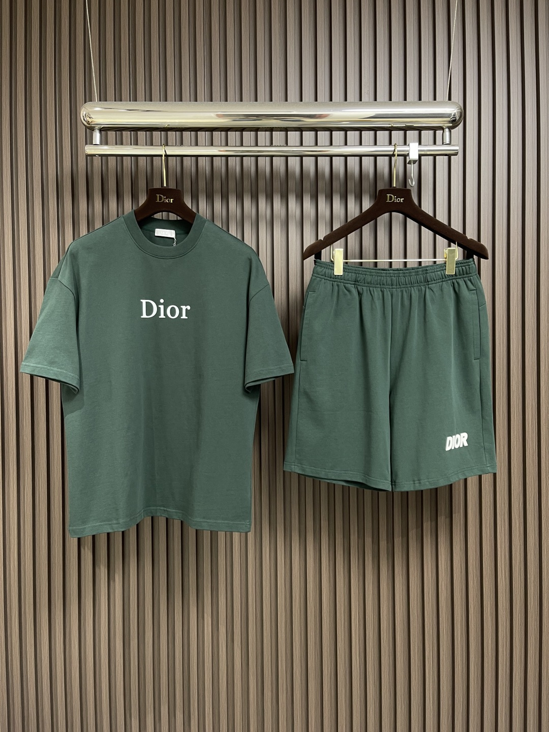 整套🛒🛒 
Dior 2025ss新款限定logo标识短袖T恤短裤套装，采用定制棉质平纹面料，透气舒适，