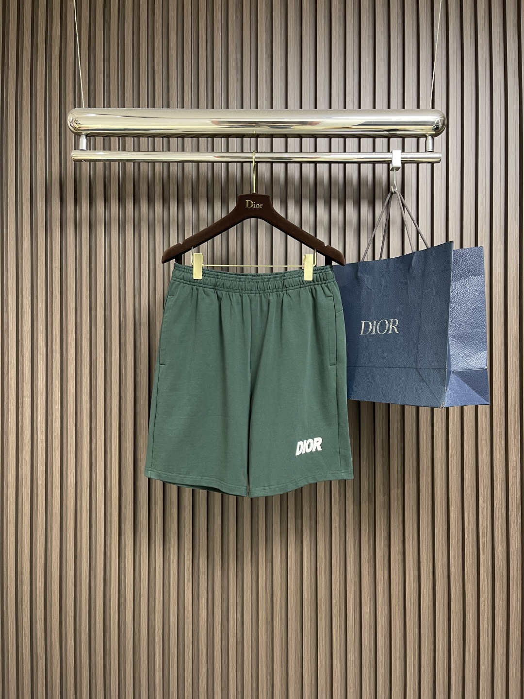 整套🛒🛒 
Dior 2025ss新款限定logo标识短袖T恤短裤套装，采用定制棉质平纹面料，透气舒适，