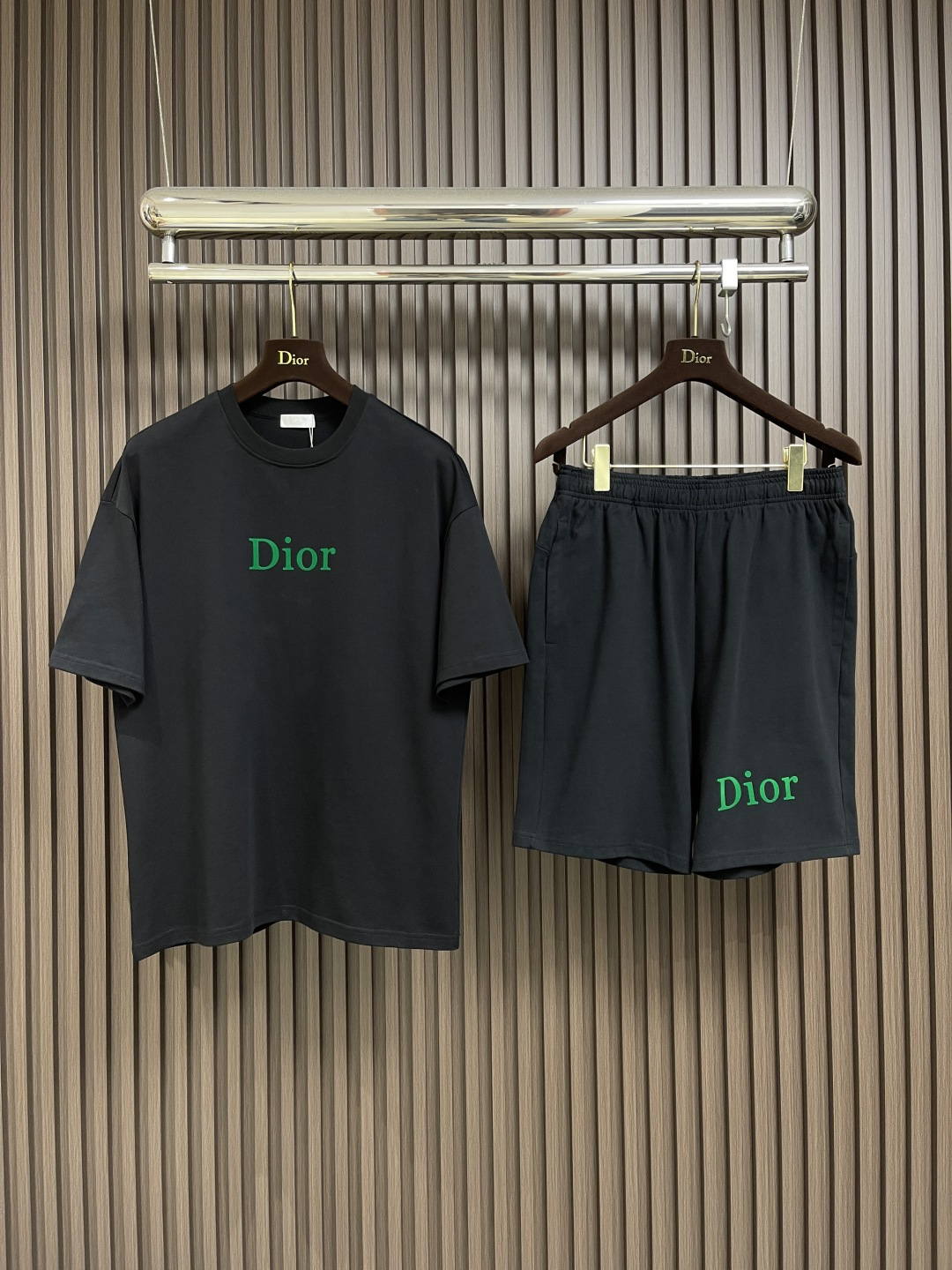 整套🛒🛒 
Dior 2025ss新款限定logo标识短袖T恤短裤套装，采用定制棉质平纹面料，透气舒适，