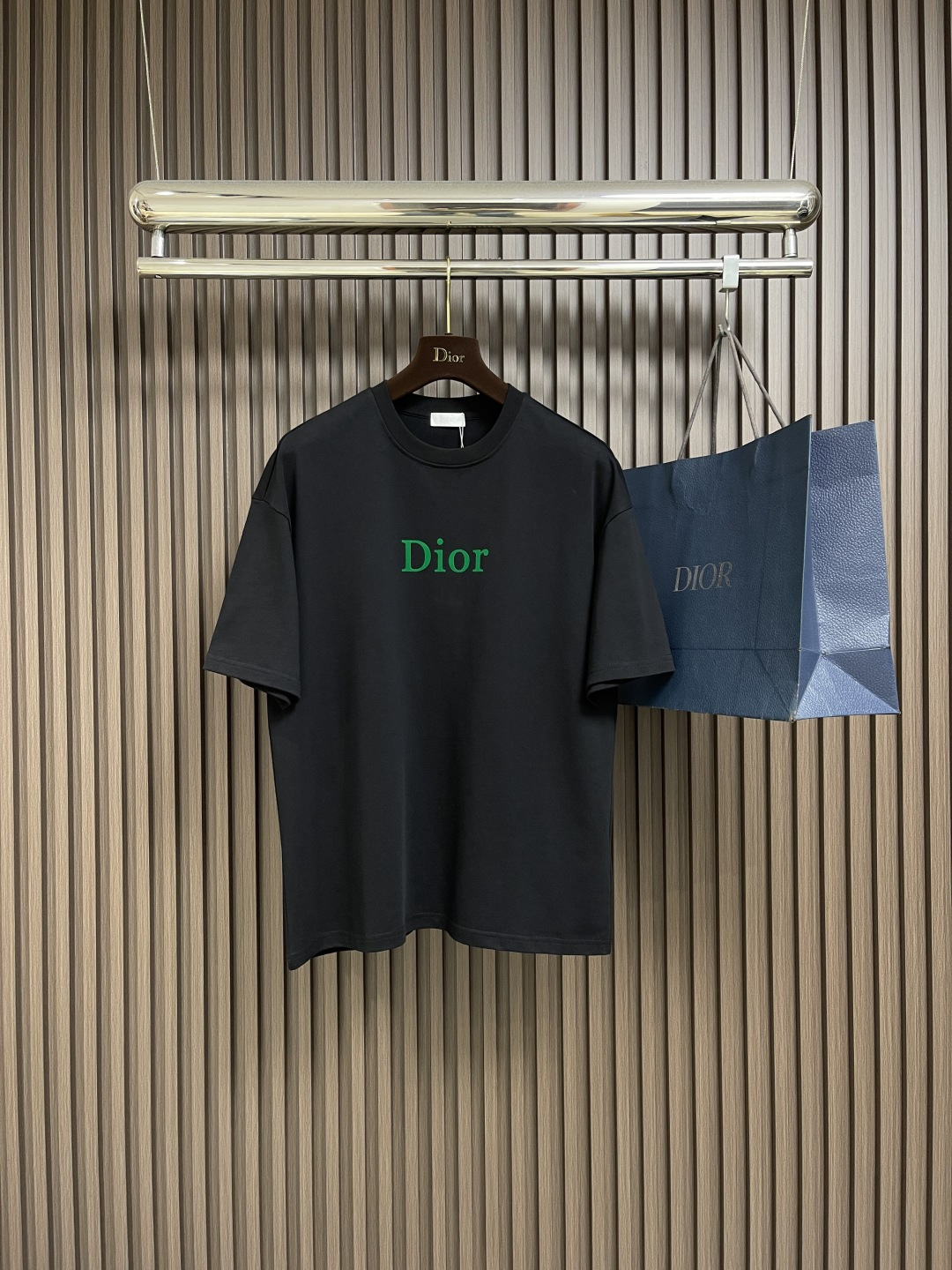整套🛒🛒 
Dior 2025ss新款限定logo标识短袖T恤短裤套装，采用定制棉质平纹面料，透气舒适，