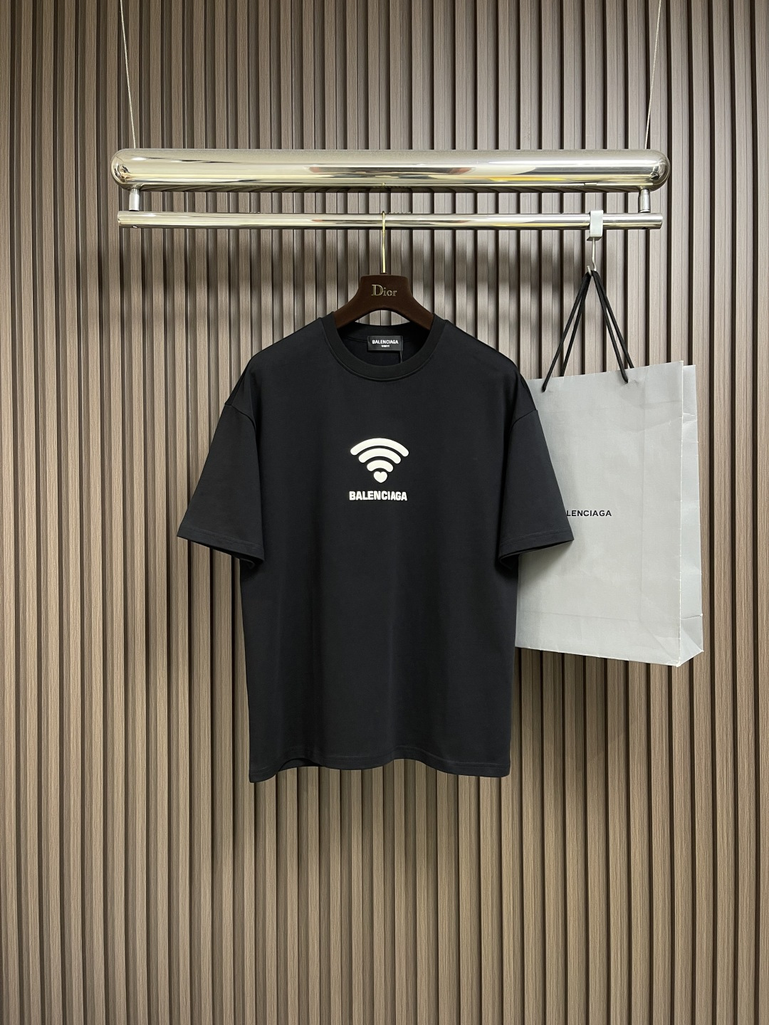 NO:518311,The whole set of Balenciaga 2025ss Chinese Valentine's Day printed logo short-sleeved T-shirt shorts suit, simple but unruly, the balenciaga brand logo on the chest, low-key and luxurious feeling full of ~ the badge design of the same color shorts instantly improves fashion, and the sense of high-end atmosphere is hard to grasp. Whether you go out on the street or exercise, wear it, easily become the focus of the crowd, and the fashion is soaring. Size M-XXL,,balenciaga, shorts, T-shirt,tees, t-shirt,alexander wang19860909整套 Balenciaga 2025ss七夕印花标识短袖T恤短裤套装,简约却透着不羁,胸前balenciaga品牌标识,低调奢华感拉满～同色系短裤徽章设计,瞬间提升时尚度,高级氛围感狠狠拿捏,不管出街还是运动,穿上它,轻松成为人群焦点,时尚度一路狂飙. 尺码M-XXL,,balenciaga,shorts,T-shirt,tees，t-shirt,alexander wang,Men's clothing