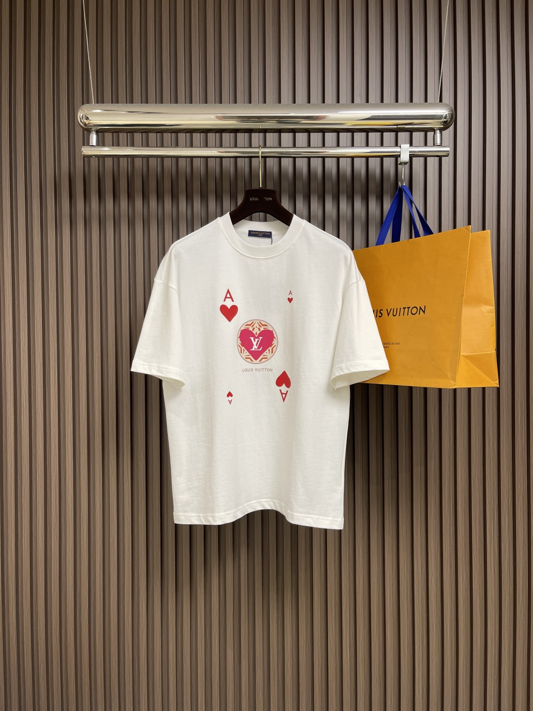 NO:520261,The complete set of LV Chinese Valentine's logo jacquard short-sleeved T-shirt shorts set uses customized cotton fabric, full-frame logo jacquard design, the flower shape will shrink and will bulge clearly, and the flower shape is more concave and concave, with rich layers and three-dimensional distinction, fixed into the final form of the fabric. Positioning is a fine and complex technology for the flower sewing process. It can be matched with the same style to create a fashionable shape, customized auxiliary materials, complete three standards, the same style for men and women!  Size M-XXL, louis vuitton, shorts, T-shirt,tees, t-shirt,alexander wang19860909整套 LV 七夕徽标提花短袖T恤短裤套装,采用定制棉质面料,全幅徽标提花设计,花型就会出现收缩的地方就会明显的鼓起,以及花型更凹凸有丰富层次立体分明,固定成面料最终的一个形态,定位对花裁剪缝纫全件定位对花缝纫工艺是一种精细且复杂的技术,可与同款搭配打造时尚造型,定制辅料,三标齐全,男女同款！尺码M-XXL,,louis vuitton,shorts,T-shirt,tees，t-shirt,alexander wang,Men's clothing