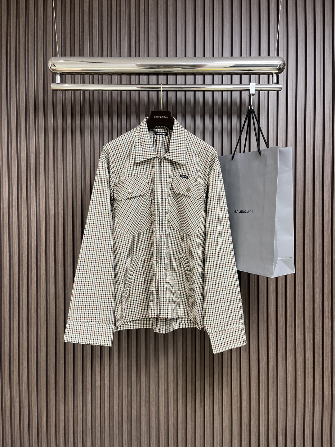 NO:520247,Balenciaga 2025FW new plaid long-sleeved lapel jacket with double-sided high-quality plaid tailoring, hidden metal zipper opening and closing placket, front chest symmetrical flip pocket, pocket letter label embellishment, silhouette tailoring design, loose fit, same style for men and women. Size 0-1-2-3,,balenciaga, jackets & coats,alexander wang19860909Balenciaga 2025FW 秋冬新款格纹长袖翻领外套,双面高品质对格剪裁 隐藏式金属拉链开合门襟 前胸对称翻盖口袋 袋口字母标签点缀 廓型剪裁设计 宽松版型 男女同款.尺码0-1-2-3,,balenciaga,jackets & coats,alexander wang,Men's clothing