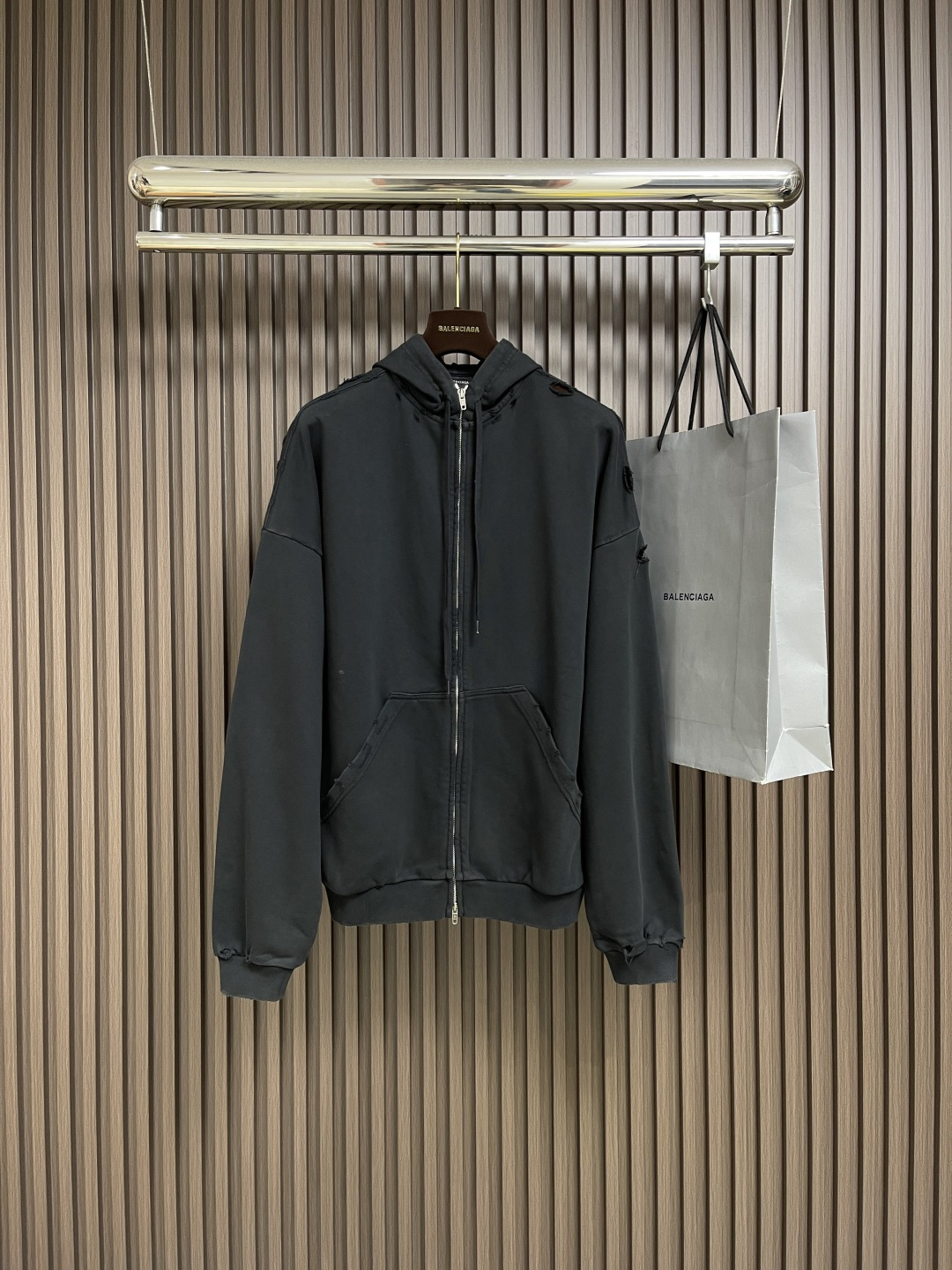 NO:520254,Balenciaga letter tape zipper jacket, customized honey cotton cloud fluffy soft velvet elegant material, excellent texture, comfortable skin, rich tone, rich connotation, comfortable skin, front face homogeneous clean fit presentation, traces of wear are looming, the coldness of the washing black and the casual wear are collided with each other, and manual wear is used to perform local friction and wear on the fabric through manual operation The surface of the fabric will form a natural damage effect, time-consuming and labor-intensive, low daily output, heavy filial washing, special solution, remove stains and slight fading, then snowflake wash fade through strong washing, make the color more even. Size 1-2-3-4 S-XL,,balenciaga, jackets & coats,alexander wang19860909Balenciaga 字母胶带拉链外套,定制蜜棉云絮柔绒雅致料 质感卓越 舒适贴肤 以浓郁而纯粹的洗水黑为主基调 富有内涵 舒适贴肤 前幅同质化clean fit呈现 磨破的痕迹若隐若现 洗水黑的冷峻与磨破的随性相互碰撞,采用定位人工磨破 通过手工操作对面料进行局部摩擦与磨损 面料表面会形成自然的破损效果 耗时耗力 日产量低,重度孝洗 通过特制溶液 去除污渍且轻微的褪色 再雪花洗 通过强烈的洗涤方式来褪色 使其颜色更为均匀.尺码1-2-3-4 S-XL,,balenciaga,jackets & coats,alexander wang,Men's clothing