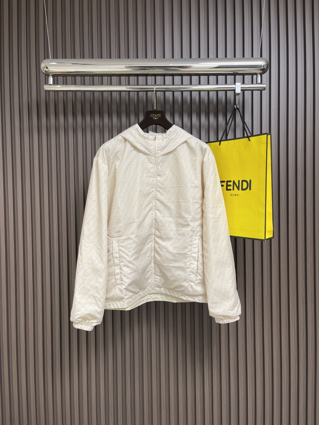 NO:518293,FENDI full Indonesian nylon windproof hooded jacket is made of high-end ultra-fine nylon material. The fabric has special treatment and is waterproof and wear-resistant. The brand's classic double F LOGO is presented on the fabric through screen printing technology, with bright colors and strong durability. The hood and hem are both round beef tendon drawstrings and customized metal adjustment buckles, which can adjust elasticity according to needs. Zipper design is also a must-have opening and closing method. The zipper head with brand letters also reflects the brand recognition. The overall wiring is straight and delicate, the fabric is comfortable and soft, and the color is consistent and has no color difference. It can be matched with the same style to create a fashionable look, and control various occasions, custom auxiliary materials, complete three standards, the same style for men and women!  Size 46-52, fendi, jackets & coats, hats, alexander wang19860909FENDI 满印尼龙防风连帽外套,选用高端的超细尼龙材质,面料经过特殊处理之后兼具防水性和耐磨性,通过丝网印花技术将品牌经典的双F LOGO呈现于面料之上,色彩鲜艳,耐久性强.兜帽和下摆均采用圆牛筋抽绳和定制金属调节扣,可根据需求调节松紧,拉链设计也是的必备开合方式,带品牌字母的拉链头也体现了品牌辨识度.整体走线平直细腻,面料舒适柔软,颜色一致无色差 能与同款搭配营造时尚造型,驾驭各种场合,定制辅料,三标齐全,男女同款！尺码46-52,,fendi,jackets & coats,hats,alexander wang,Men's clothing