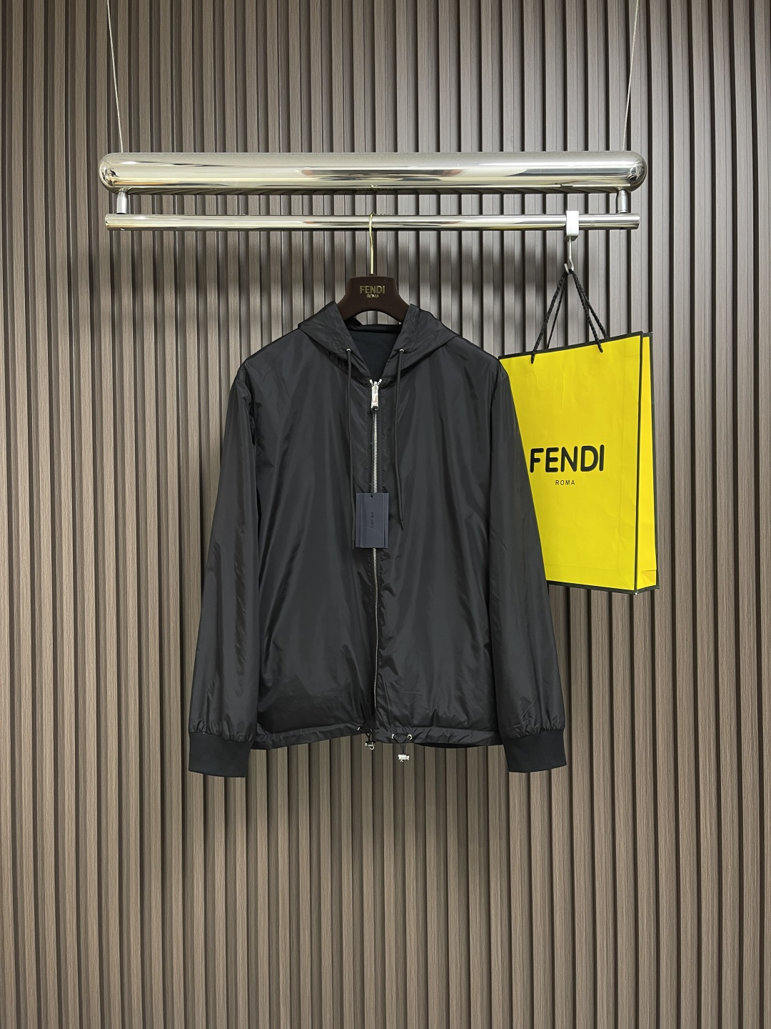 NO:520245,PRADA  The fabric triangular mark double-sided jacket is worn on the front fabric. The brand's iconic recycled nylon fabric is comparable to traditional nylon, with high strength, tear resistance, wear resistance and other characteristics. Its texture is light and waterproof, and is suitable for multiple scenarios. Its wrinkle resistance and quick drying are also easy to maintain on a daily basis. The other fabric is woven with cotton fibers. The cloth surface is tight and flat. The high-density structure enhances the durability of the fabric, which is not easy to pill and deform, and has good wrinkle resistance. Cotton fibers are naturally skin-friendly, breathable and hygroscopic.  , soft and non-irritating. Wrap the parts with oblique cut cloth strips, and the width is controlled at about 0.4CM. Aligned the edges of the two layers of fabric and folded and sewn, and the seams are hidden in the interlayer. Then fixed by 'anchoring points'. It forms no burrs on both sides of the inner and outer sides, and all seams are completely wrapped, while preventing the undesirable experience of sliding relative to each other during wear. The cotton fabric is evenly humidified by steam, squeezed with a heated roller and an elastic rubber blanket, forcing the fibers to retract, and finally fix the shape by cooling down by cold air. Size S-XL, prada, jackets  & coats,alexander wang19860909PRADA 饰织物三角标双面穿夹克,正面面料选择品牌标志性的再生尼龙面料,与传统尼龙性能相当,具备高强度,抗撕裂,耐磨损等特性.其质地轻盈,同时又具备防水功能适合多场景需求.抗皱,快干的特点也易于日常打理维护.另一面面料选用棉纤维编织而成,布面紧密平整,高密度结构增强了面料的耐用性,不易起球变形,且有良好的抗皱性.棉纤维具有天然的亲肤性,透气性和吸湿性并存,贴身柔软,无刺激.用斜裁布条包裹份,宽度控制在0.4CM左右.将两层面料边缘对齐后折叠缝合,缝线隐藏于夹层.再通过'锚定点'固定.形成内外两面均无毛边,所有缝份完全包裹,同时防止穿着中易相对滑动的不良体验.棉面面料经蒸汽均匀加湿,用加热后的辊筒与弹性橡胶毯挤压,迫使纤维回缩,最后通过冷风降温固定形态.尺码S-XL,,prada,jackets & coats,alexander wang,Men's clothing