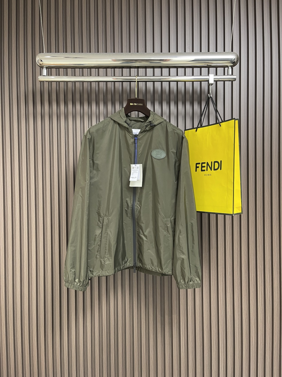 NO:520248,Burberry Knight's seal jacket is made of nylon fabric made of polyamide fiber. Its molecular chain structure gives it a strong resistance to friction and wear. It also has high fracture strength, nodule strength, good toughness and other characteristics, so that it can withstand large tension and impact forces and not easily break. After special weaving process and anti-static treatment, the breathability and anti-static properties are significantly improved, greatly improving the wearing experience. It has a three-dimensional sense. The three-dimensional sense strong glue printing During the printing process, the glue will form a thick layer of glue, which not only enhances the visual effect of the printing, but also makes the touch richer and more durable. After the glue printing is cured, the printing pattern is closely combined with the fabric and is not easy to fall off. Size S-XL, burberry, jackets & coats, jackets & coats, alexander wang19860909Burberry 骑士印章夹克外套,选用聚酰胺纤维打造的尼龙面料.其分子链结构赋予它极强的抵抗摩擦和磨损的能力.同时具有很高的断裂强度和结节强度,韧性好等特点,使其能承受较大的拉力和冲击力不易破损.通过特殊编织工艺和防静电处理之后,透气性和防静电性能得到显著提升,大大改善穿着体验.具有立体感.立体感强胶浆印花在印制过程中,胶浆会形成一层厚厚的胶质层,使得印花图案不仅增强了印花的视觉效果,还使得手感更加丰富.耐久性好.胶浆印花经过固化处理后,印花图案与面料紧密结合,不易脱落.尺码S-XL,,burberry,jackets & coats,jackets & coats,alexander wang,Men's clothing