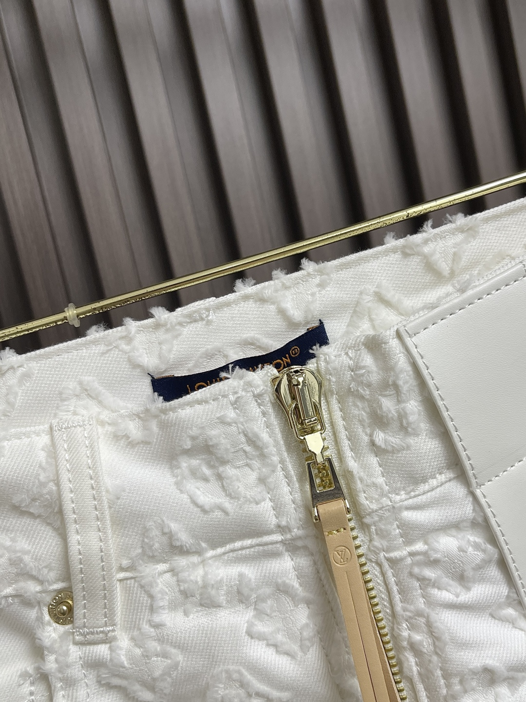 🛒🛒LVMONOGRAM剪花女款牛仔短裙 本款迷你短裙取材挺括棉质提花面料，令 Monogram 图案呈