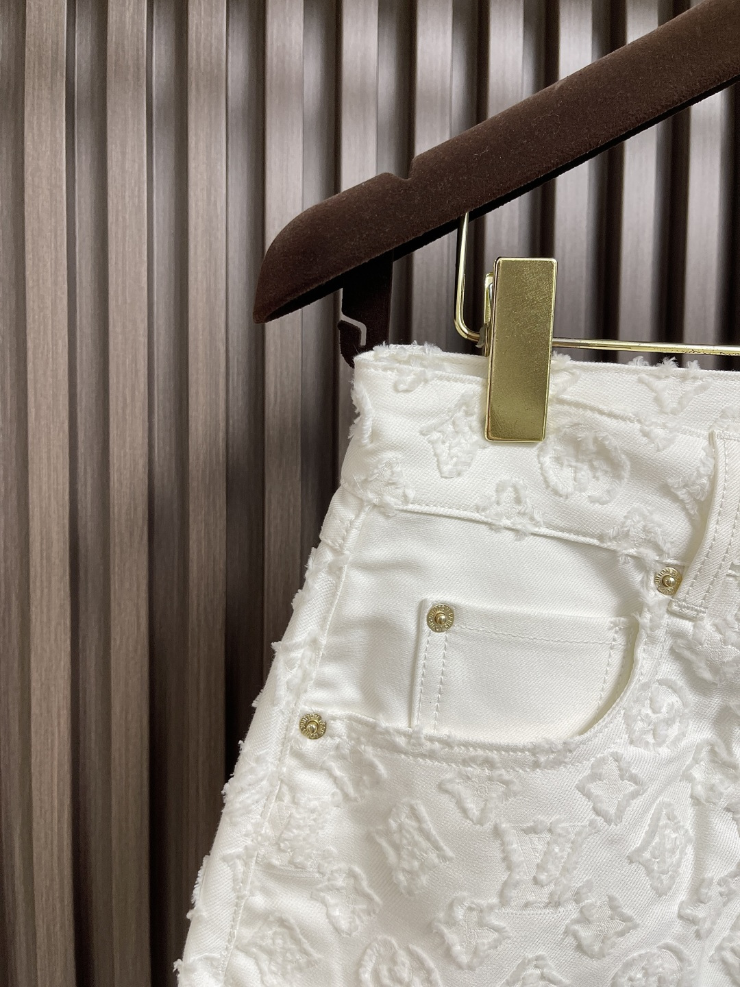 🛒🛒LVMONOGRAM剪花女款牛仔短裙 本款迷你短裙取材挺括棉质提花面料，令 Monogram 图案呈