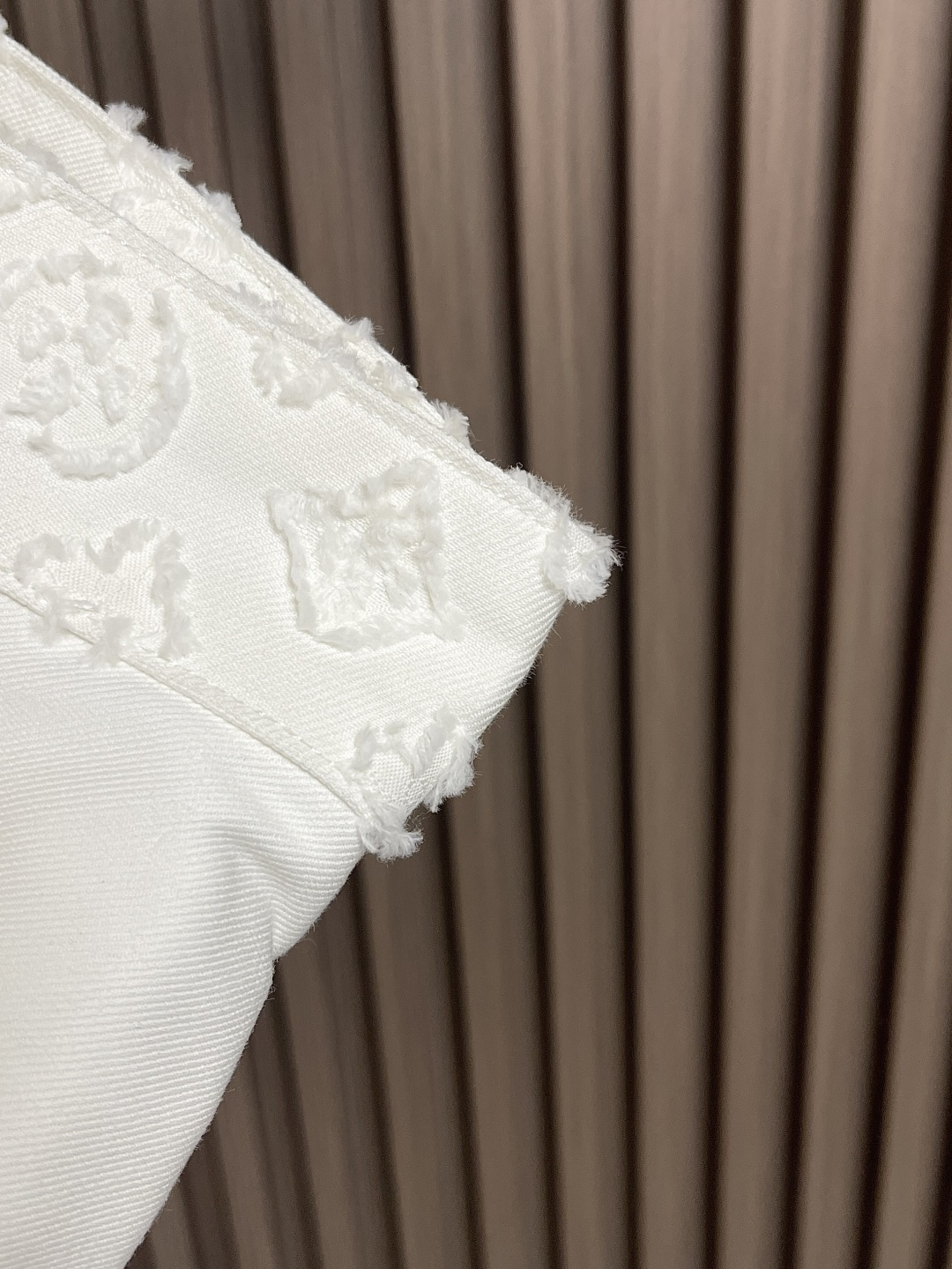 🛒🛒LVMONOGRAM剪花女款牛仔短裙 本款迷你短裙取材挺括棉质提花面料，令 Monogram 图案呈