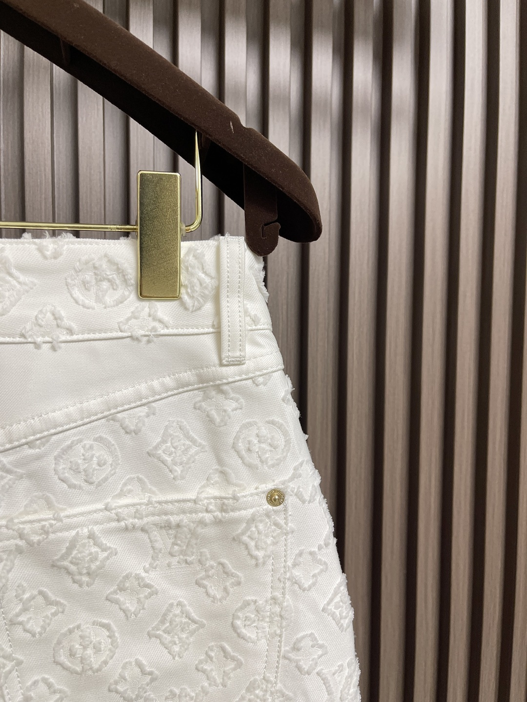 🛒🛒LVMONOGRAM剪花女款牛仔短裙 本款迷你短裙取材挺括棉质提花面料，令 Monogram 图案呈