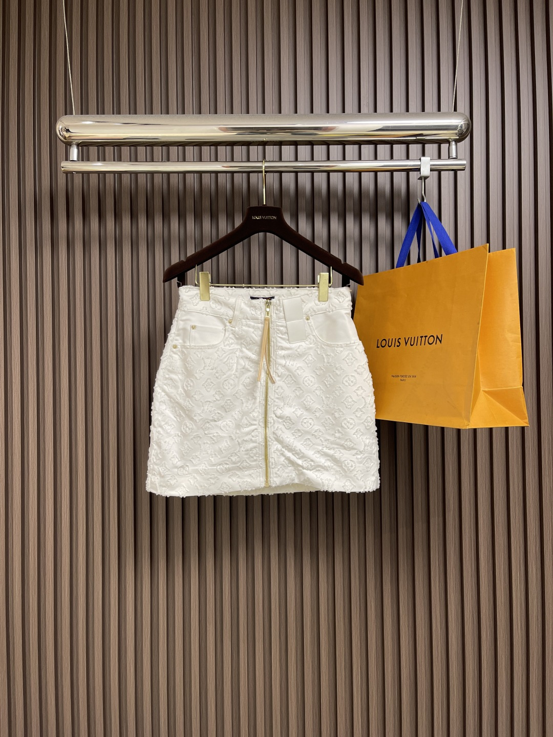 NO:514140,LVMONOGRAM women's denim skirt This mini skirt is made of crisp cotton jacquard fabric, making the Monogram pattern delicate flower cut texture. The simple inlay finishes the pockets and the back, and the dazzling metal parts release the trendy edge. The large leather belt ring at the waist adds a modern touch. Size 34-36-38,,louis vuitton, skirts,alexander wang19860909LVMONOGRAM剪花女款牛仔短裙 本款迷你短裙取材挺括棉质提花面料,令 Monogram 图案呈现细腻剪花肌理.素净嵌饰点睛口袋和后部,耀目金属件释放潮流锋芒.腰部大号皮革束带圈再添摩登一笔. 尺码34-36-38,,louis vuitton,skirts,alexander wang,Men's clothing