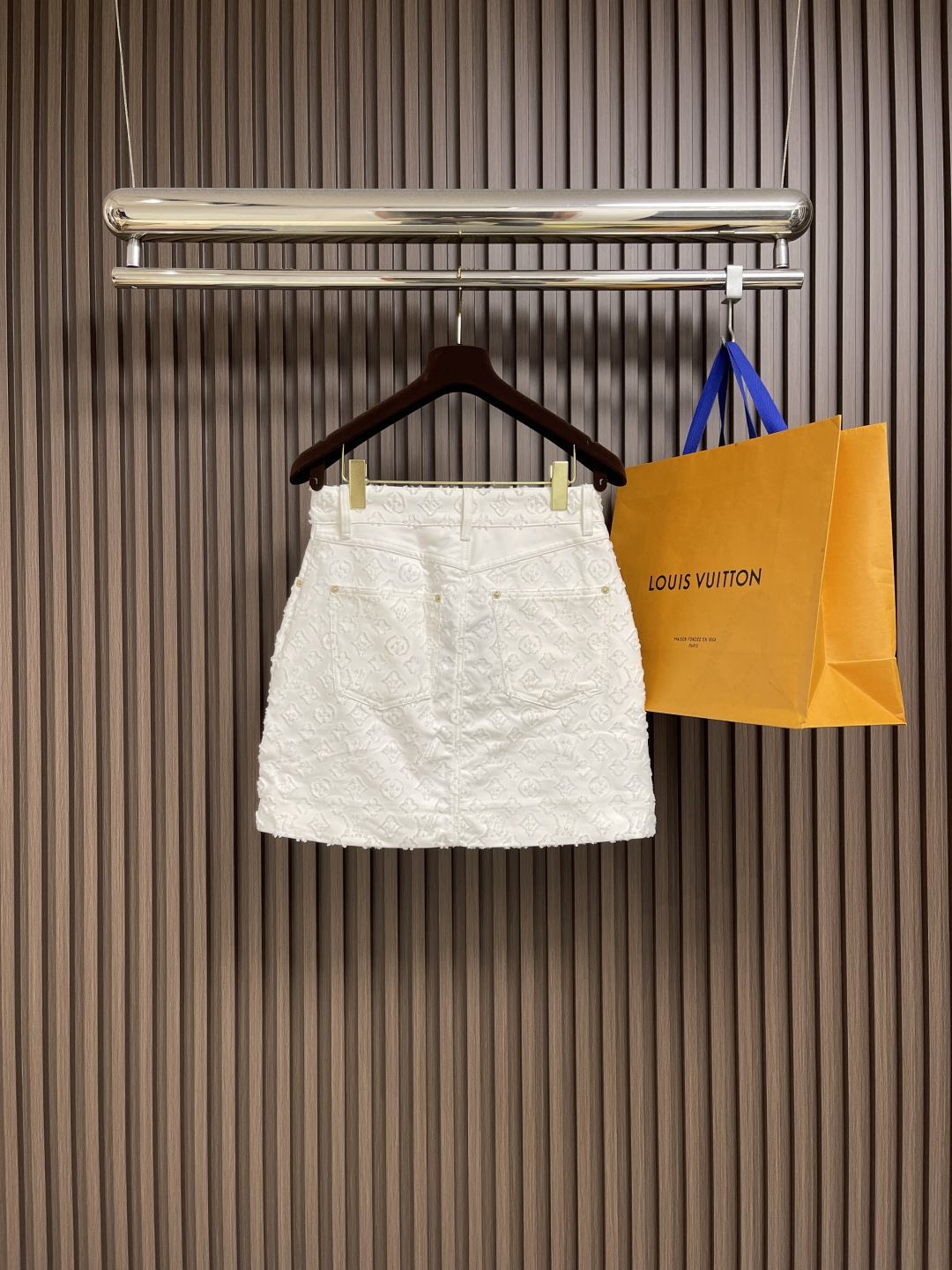 🛒🛒LVMONOGRAM剪花女款牛仔短裙 本款迷你短裙取材挺括棉质提花面料，令 Monogram 图案呈