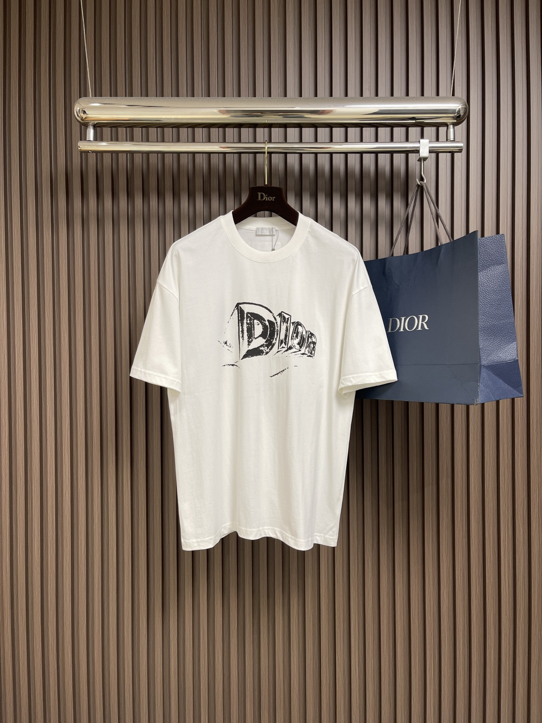 NO:520233,Dior jacquard logo logo short-sleeved T-shirt shorts set, cotton-blend wool-patterned fabric, beachwear limited series, logo jacquard highlights the classic, matched with round neck and noodle thread, unique. Size M-XXL,,dior, shorts,T-shirt,tees,t-shirt,alexander wang19860909Dior 提花logo标识短袖t恤短裤套装,棉质混纺毛圈平纹面料,沙滩装限定系列,logo提花突显经典,搭配圆领和缉面线,别具一格.尺码M-XXL,,dior,shorts,T-shirt,tees，t-shirt,alexander wang,Men's clothing