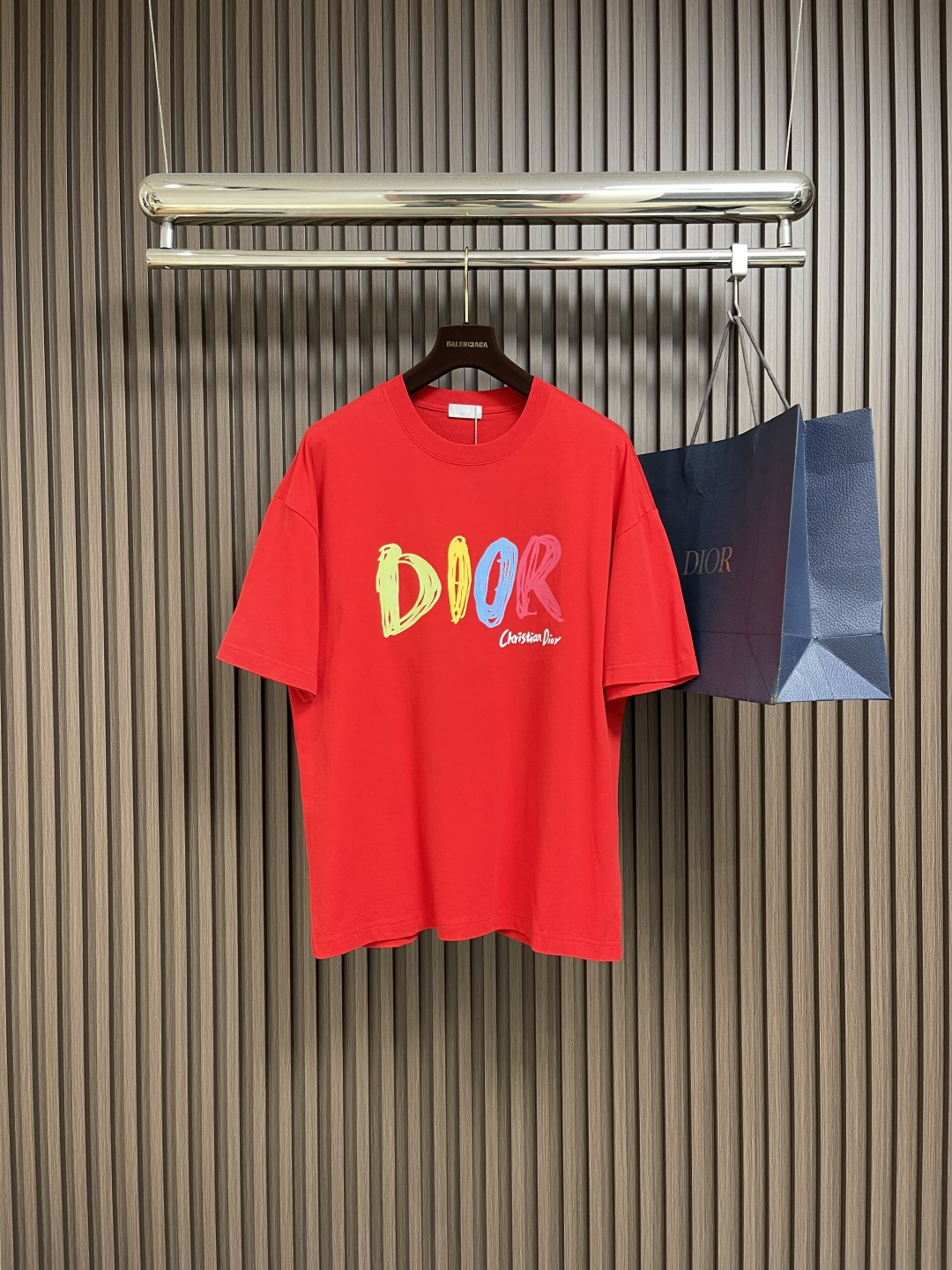 NO:521422,Dior 2025SS early spring new hand-painted graffiti pattern round neck short-sleeved T-shirt, pure cotton fabric, soft upper body, comfortable and breathable, full texture!  Fine workmanship!  Decorated with hand-painted graffiti patterns and dior letter logo embellishes the body. Classic round neck tailoring. Classic versatile and can be matched with items of various seasons. The body printing technology has long been unparalleled with high-end texture. The upper body is super handsome and stylish. The solid color body and dior logo bring a high recognition experience. The new season is a sincere designer masterpiece, basic round neck pullover short sleeves, versatile and popular. Size M-XXL, dior, T-shirt, tees, t-shirt, alexander wang19860909Dior 2025SS早春新款手绘涂鸦图案圆领短袖T恤,纯棉面料,上身柔软,舒适透气,质感十足！做工精细！饰以手绘涂鸦 图案,dior字母标识点缀衣身.经典圆领剪裁.经典百搭,可与各季节单品搭配.衣身印花工艺早就无与伦比的高级质感,上身超级帅气有型,纯色衣身与dior 标识带来高辨识度体验,新一季 诚意满满的设计师力作,基础款圆领套头短袖,百搭爆款.尺码M-XXL,,dior,T-shirt,tees，t-shirt,alexander wang,Men's clothing