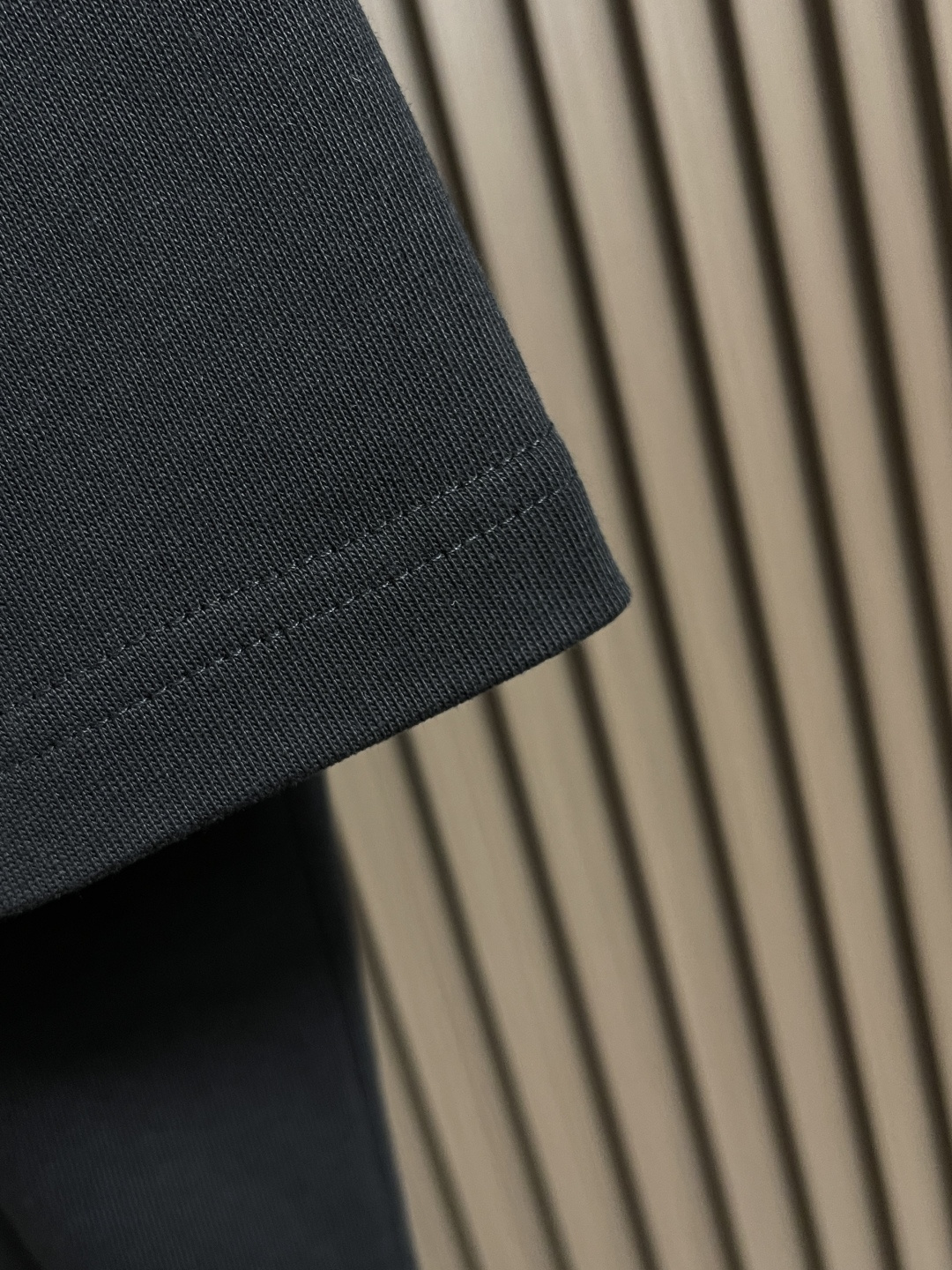 整套🛒🛒
LV 2025SS春夏新款标识 logo 情侣款短袖T恤短裤套装，精工字母印花，32支双全精梳