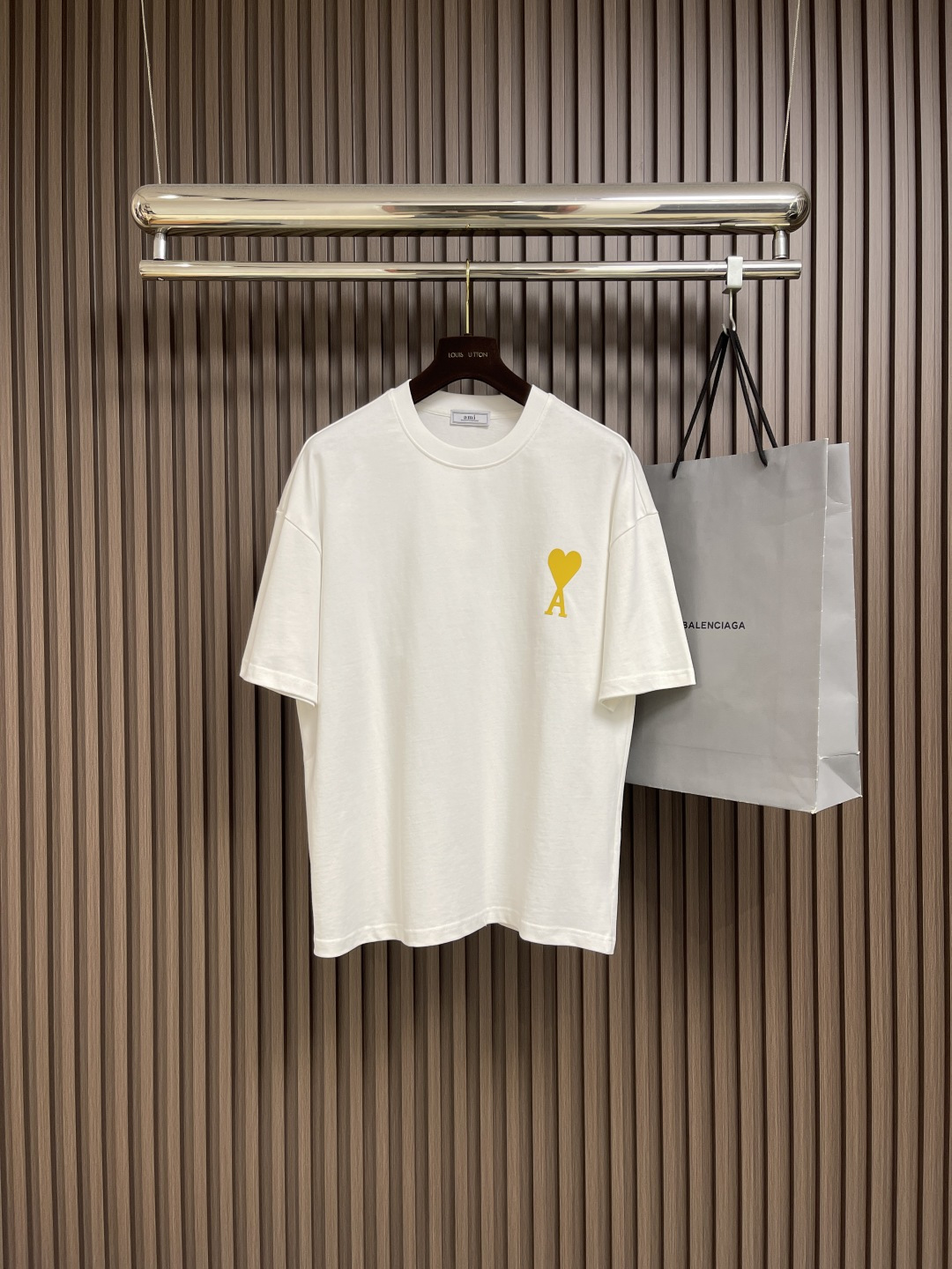 NO:518305,The whole set of Ami printed love short-sleeved T-shirt shorts set is made of colored sand fabric. The highlight of this T-shirt is its unique red heart a pattern design, simple but not without fashion sense. Red heart a represents luck and charm. When worn, it seems to have endless good luck and new gravity. The fabric is soft and comfortable, breathable, and the style is well-fitting without tightness. Not only that, this red heart a is also a very versatile item, the same style as men and women, fashionable and light luxury versatile. Size M-XXL, shorts, T-shirt,tees, t-shirt, alexander wang19860909整套 Ami 印花爱心短袖T恤短裤套装,采用彩砂面料,这款t恤的亮点就在于它独特的红心a图案设计,简约而不失时尚感,红心a代表着幸运与魅力,穿上它仿佛就拥有了无尽的好运和新引力,面料柔软舒适,透气性好,版型设计合身而不紧绷,不不仅如此这款红心a还是一款非常百搭的单品,男女同款,时尚轻奢百搭 .尺码M-XXL,,shorts,T-shirt,tees，t-shirt,alexander wang,Men's clothing