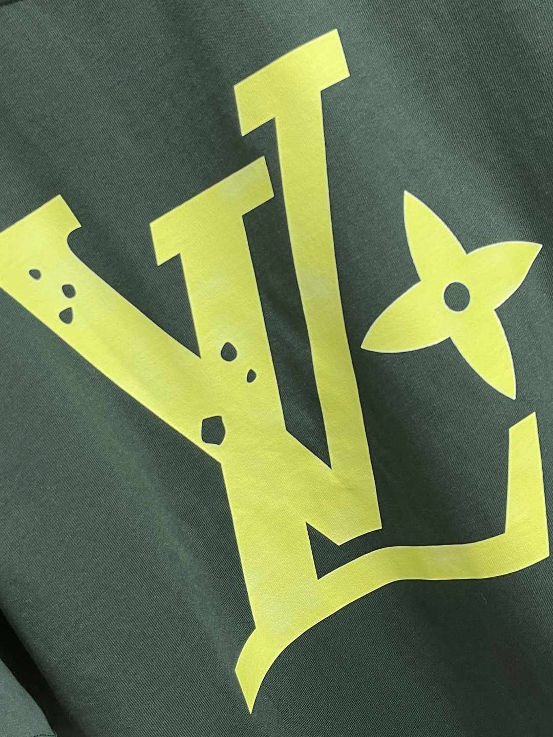 整套🛒🛒
LV 2025SS春夏新款标识 logo 情侣款短袖T恤短裤套装，精工字母印花，32支双全精梳