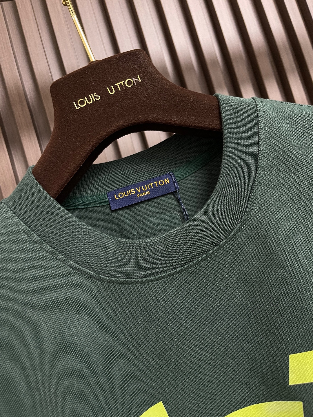 整套🛒🛒
LV 2025SS春夏新款标识 logo 情侣款短袖T恤短裤套装，精工字母印花，32支双全精梳