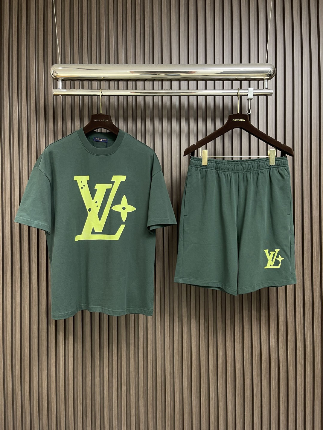 整套🛒🛒
LV 2025SS春夏新款标识 logo 情侣款短袖T恤短裤套装，精工字母印花，32支双全精梳