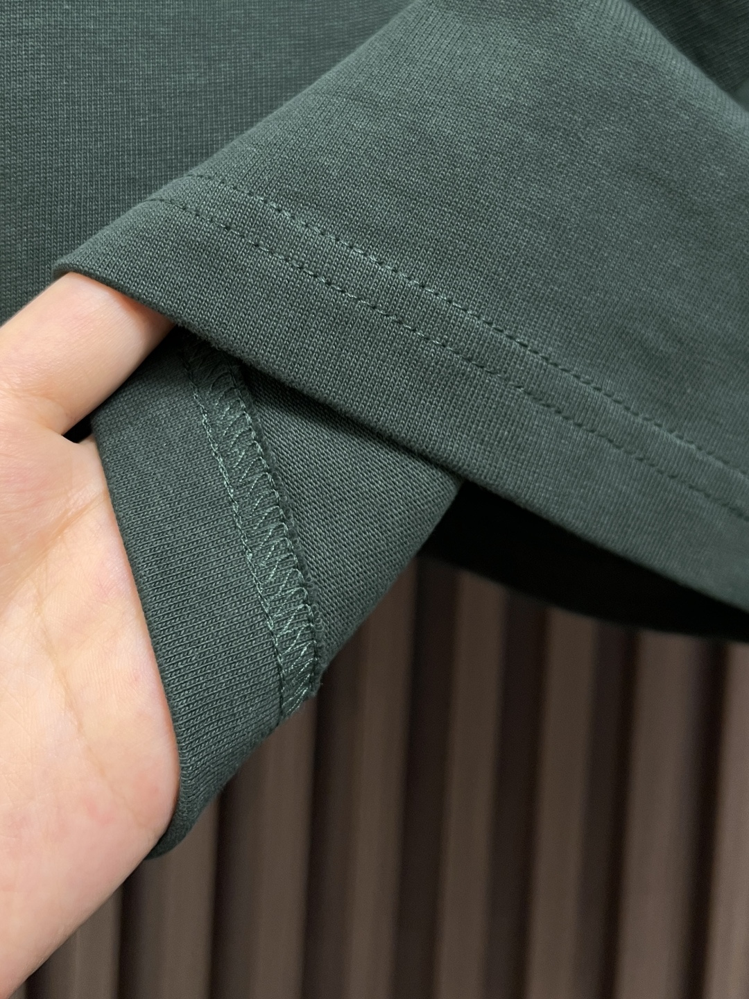 整套🛒🛒
LV 2025SS春夏新款标识 logo 情侣款短袖T恤短裤套装，精工字母印花，32支双全精梳