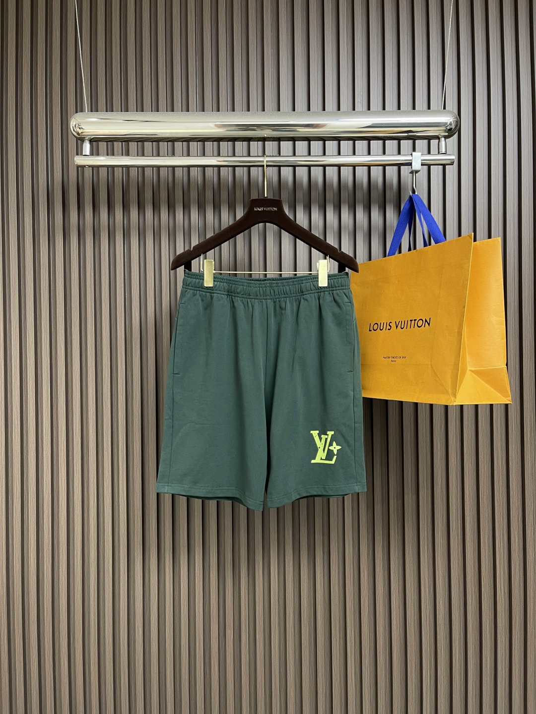 整套🛒🛒
LV 2025SS春夏新款标识 logo 情侣款短袖T恤短裤套装，精工字母印花，32支双全精梳