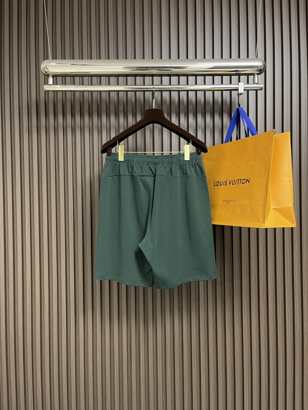 整套🛒🛒
LV 2025SS春夏新款标识 logo 情侣款短袖T恤短裤套装，精工字母印花，32支双全精梳