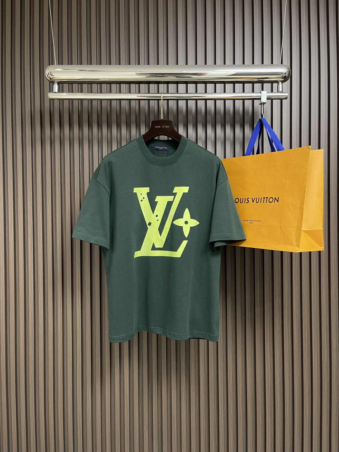 NO:514125,Complete set of LV SS spring and summer new logo logo couple short-sleeved T-shirt shorts set, seiko letter printing, 32 double fully combed cotton textile fabric, simple and classic!  The fabric has a delicate and soft touch, and is very skin-friendly and breathable, making the upper body more fashionable and stylish!  All the details are perfect, and the quality can stand the scrutiny and inspection!  Casual loose style cut, versatile styles for both men and women, and paired with couple outfits is more eye-catching and pleasing to the eye. Size M-XXL, louis vuitton, shorts, T-shirt, tees, t-shirt, alexander wang19860909整套 LV SS春夏新款标识 logo 情侣款短袖T恤短裤套装,精工字母印花,32支双全精梳棉纺织面料,简约经典！面料触感细腻柔软,着穿非常的亲肤透气,上身效果更加时髦有型！所有细节均相当完美,品质经得起推敲与检验！休闲宽松的版型裁剪,男女均可上身的百搭款式,搭配情侣装出街更为吸睛养眼.尺码M-XXL,,louis vuitton,shorts,T-shirt,tees，t-shirt,alexander wang,Men's clothing