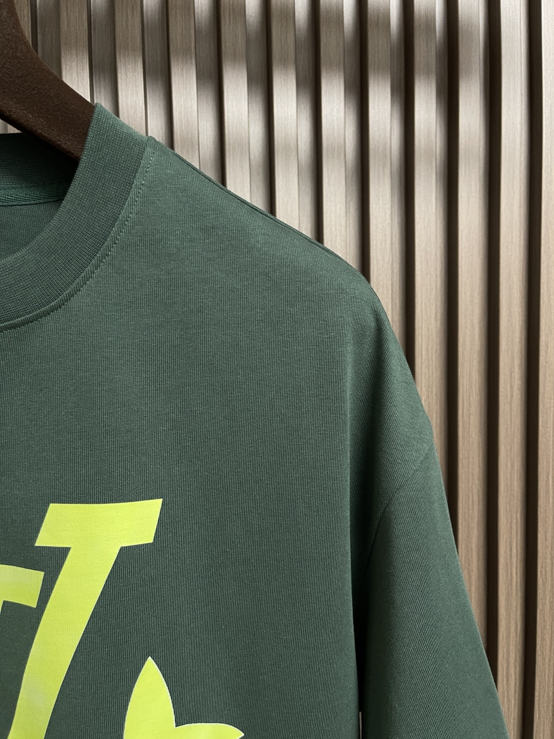 整套🛒🛒
LV 2025SS春夏新款标识 logo 情侣款短袖T恤短裤套装，精工字母印花，32支双全精梳