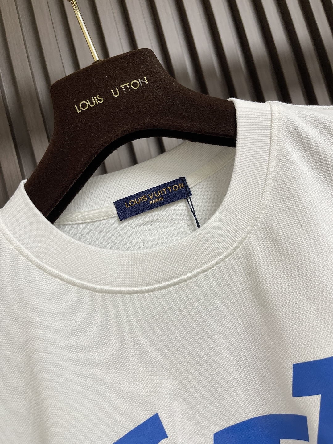 整套🛒🛒
LV 2025SS春夏新款标识 logo 情侣款短袖T恤短裤套装，精工字母印花，32支双全精梳