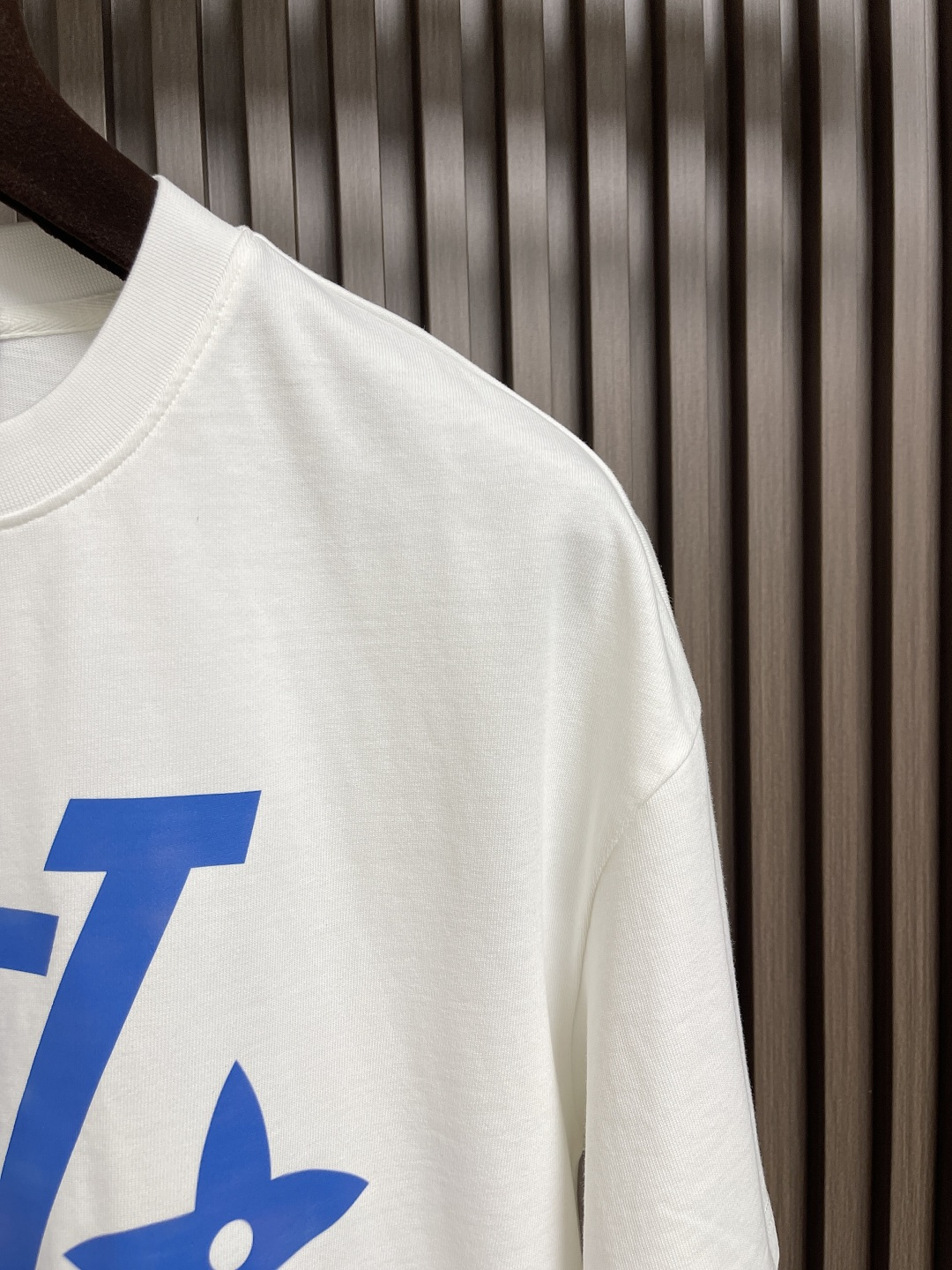 整套🛒🛒
LV 2025SS春夏新款标识 logo 情侣款短袖T恤短裤套装，精工字母印花，32支双全精梳