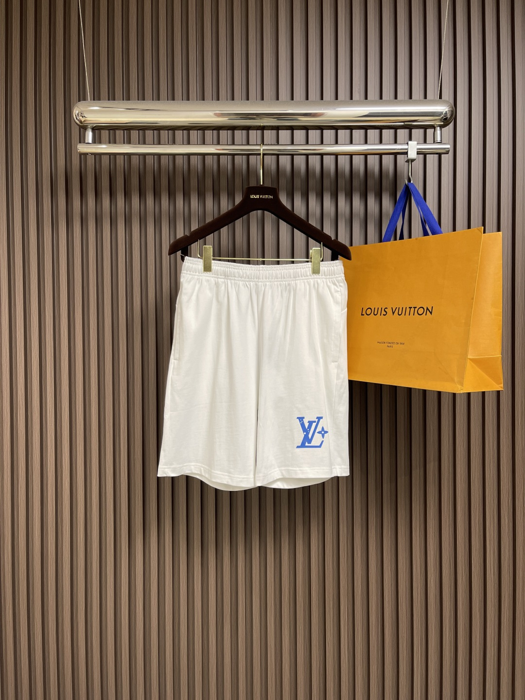 整套🛒🛒
LV 2025SS春夏新款标识 logo 情侣款短袖T恤短裤套装，精工字母印花，32支双全精梳