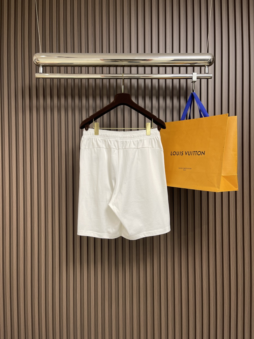 整套🛒🛒
LV 2025SS春夏新款标识 logo 情侣款短袖T恤短裤套装，精工字母印花，32支双全精梳