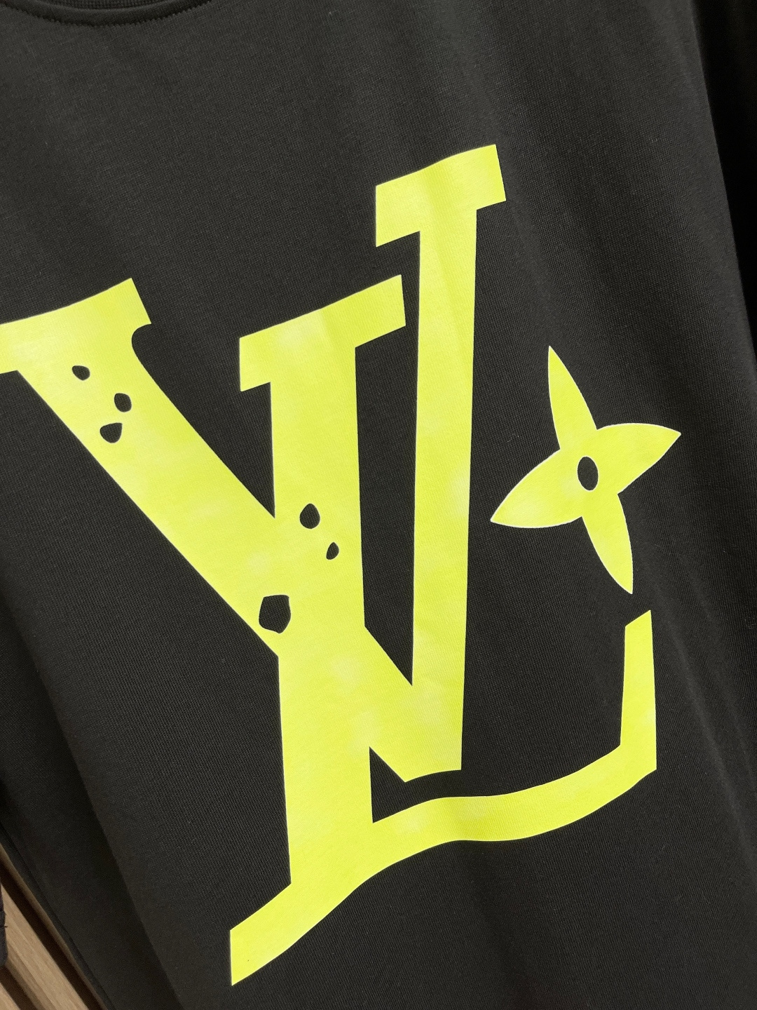 整套🛒🛒
LV 2025SS春夏新款标识 logo 情侣款短袖T恤短裤套装，精工字母印花，32支双全精梳