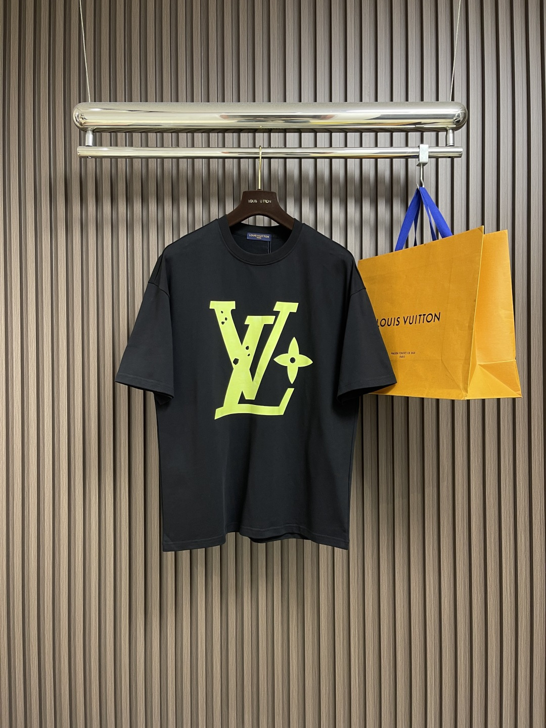 整套🛒🛒
LV 2025SS春夏新款标识 logo 情侣款短袖T恤短裤套装，精工字母印花，32支双全精梳