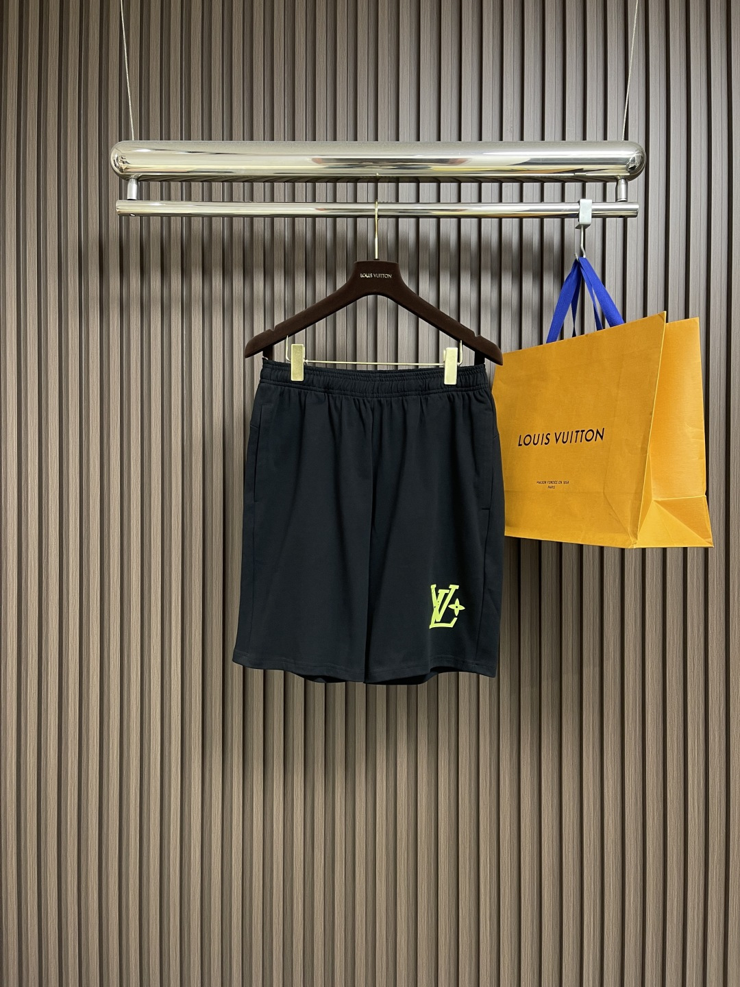 整套🛒🛒
LV 2025SS春夏新款标识 logo 情侣款短袖T恤短裤套装，精工字母印花，32支双全精梳