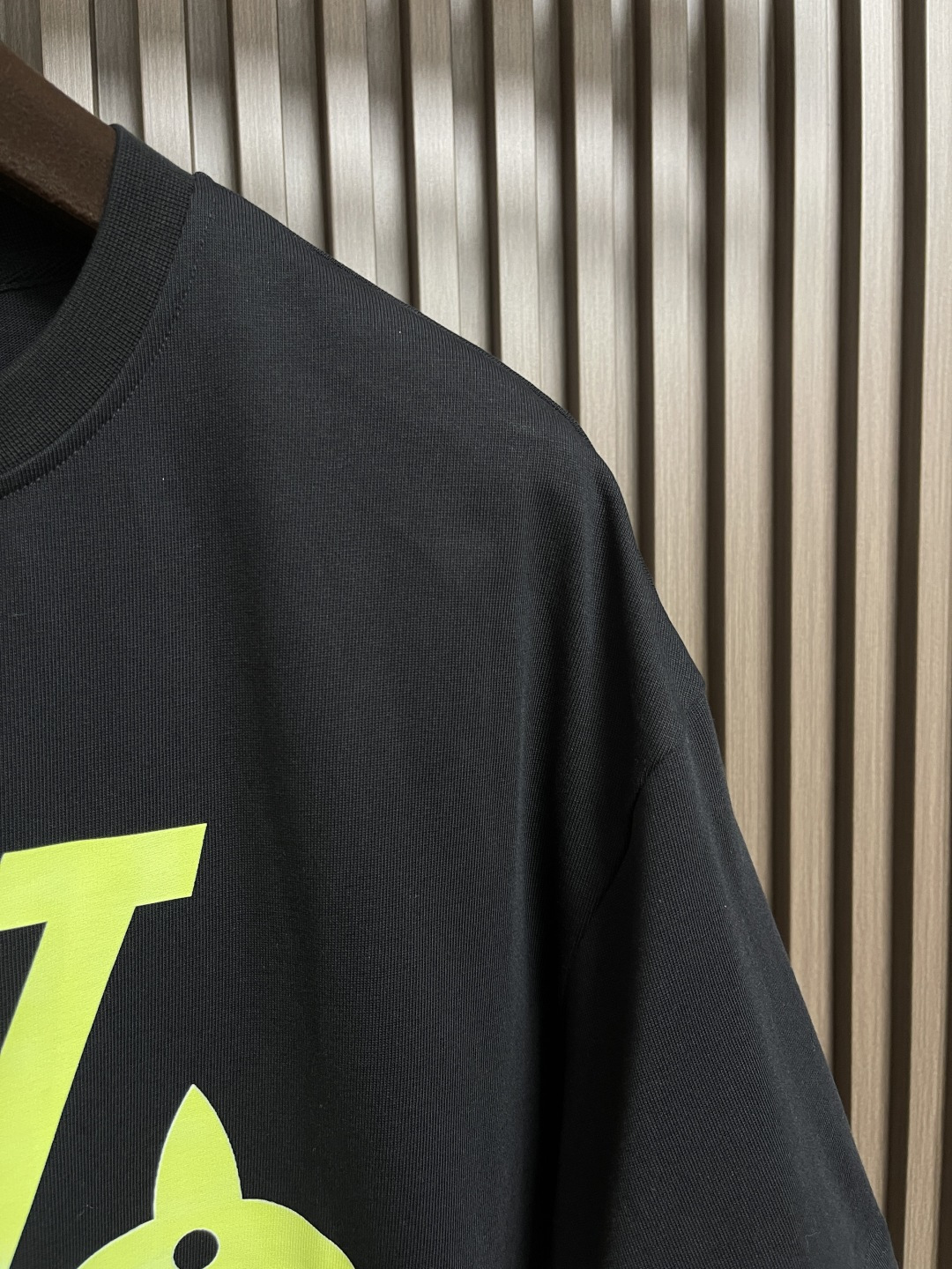 整套🛒🛒
LV 2025SS春夏新款标识 logo 情侣款短袖T恤短裤套装，精工字母印花，32支双全精梳