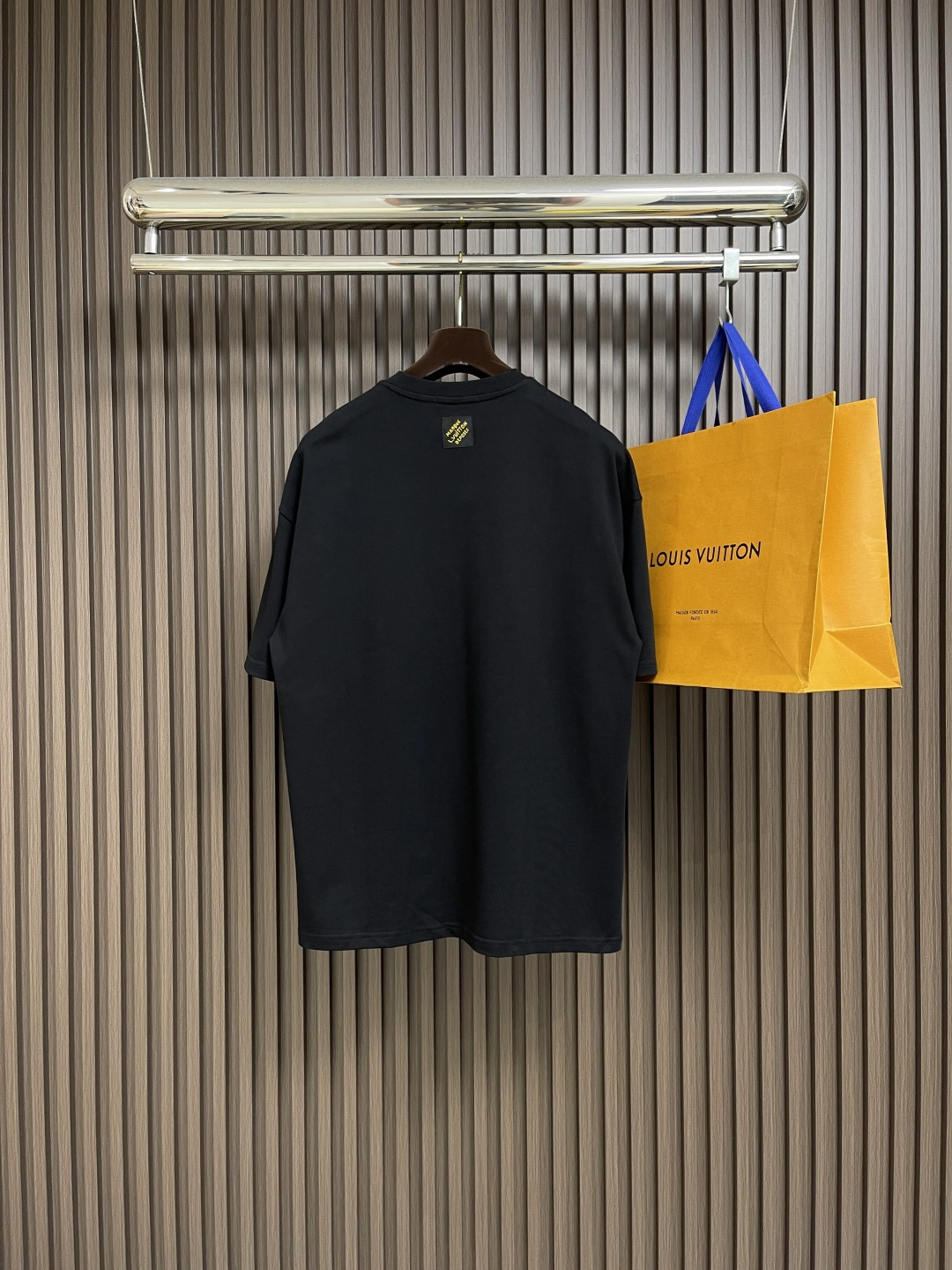 整套🛒🛒
LV 2025SS春夏新款标识 logo 情侣款短袖T恤短裤套装，精工字母印花，32支双全精梳