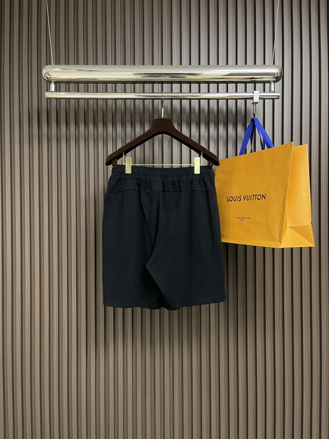 整套🛒🛒
LV 2025SS春夏新款标识 logo 情侣款短袖T恤短裤套装，精工字母印花，32支双全精梳