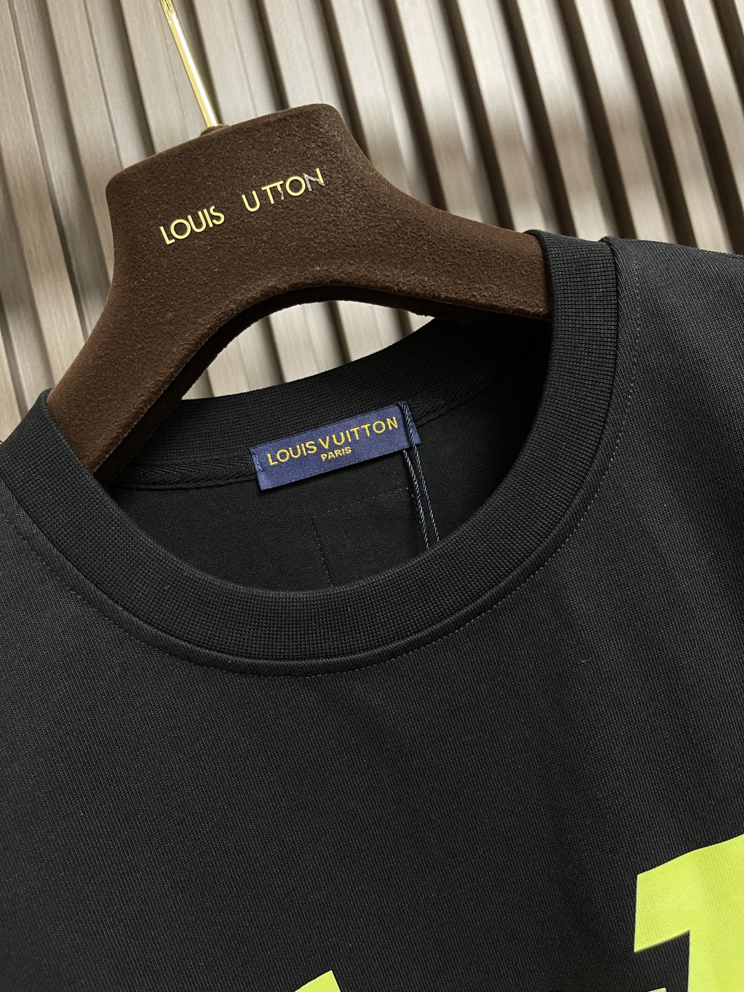 整套🛒🛒
LV 2025SS春夏新款标识 logo 情侣款短袖T恤短裤套装，精工字母印花，32支双全精梳