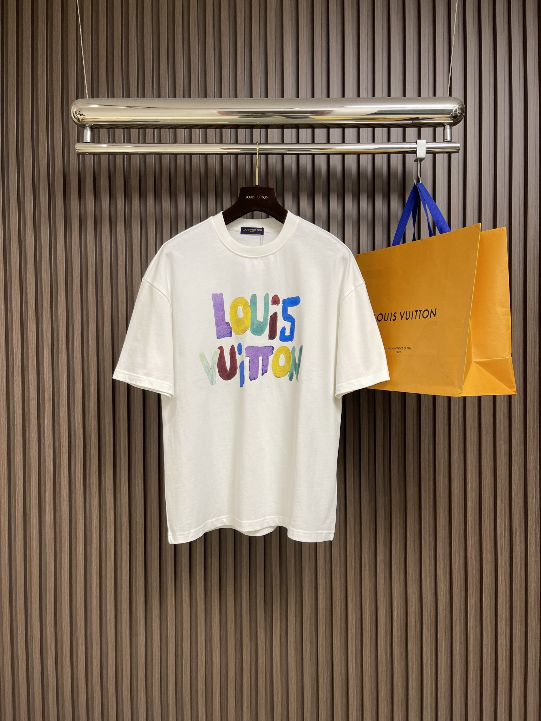 NO:520263,The entire set of LV 2025SS limited new product graffiti logo printed short-sleeved T-shirt, basic simple and versatile style, the fabric is made of high-weight knitted cotton fabric, soft and solid, with a full texture, sharp contrast, as always loose style, easy for boys and girls to control, the same style for men and women. Size M-XXL,,louis vuitton, T-shirt,tees, t-shirt,alexander wang19860909整套 LV 2025SS 限定新品涂鸦logo印花短袖T恤,基础简约百搭款式,面料采用是高克重的针织棉布料,柔软扎实,质感满分,对比鲜明,一如既往的宽松版型,男生女生轻松上身驾驭,男女同款.尺码M-XXL,,louis vuitton,T-shirt,tees，t-shirt,alexander wang,Men's clothing