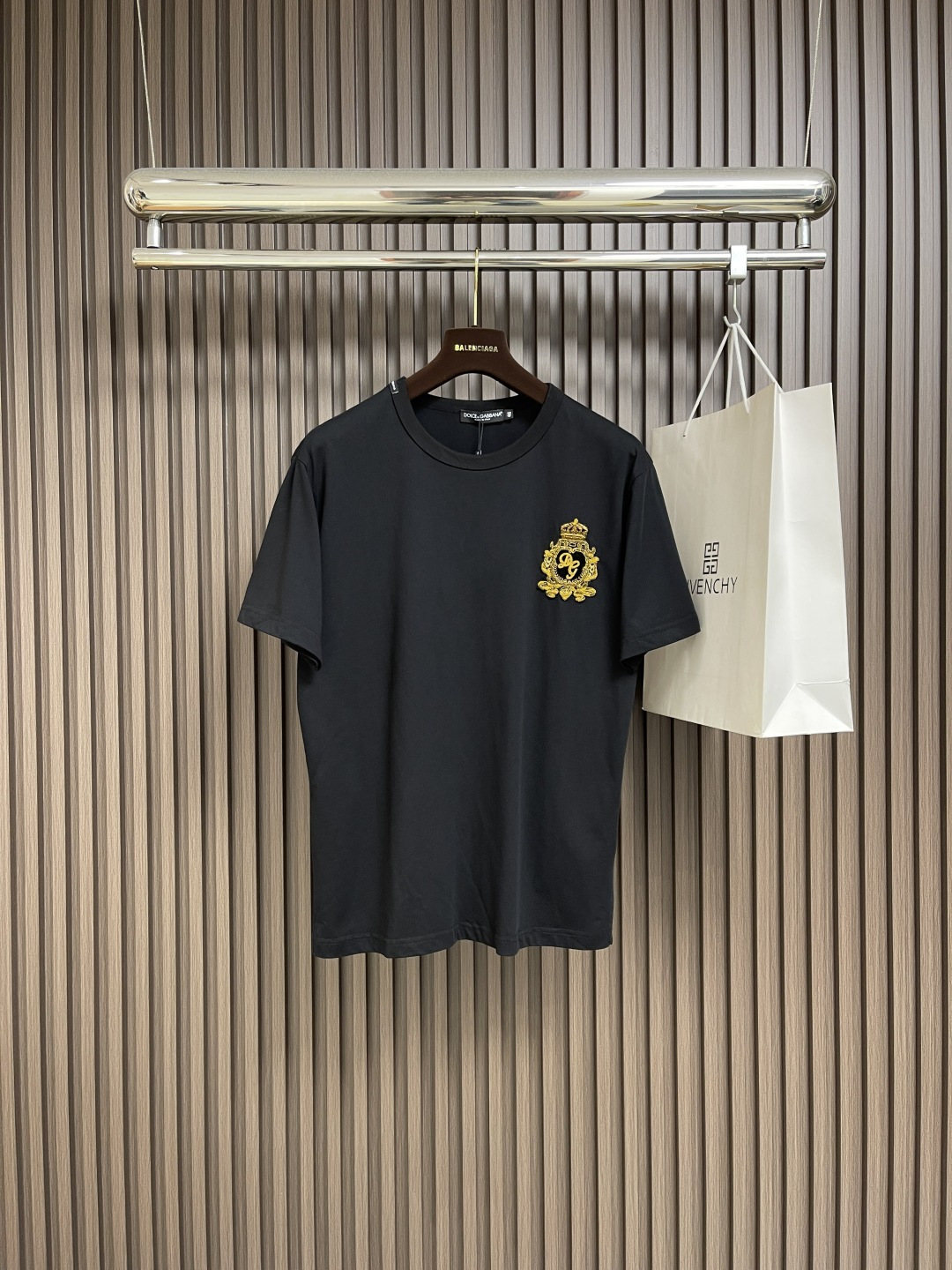 NO:521398,DolceGabbana DG 2025SS Spring and Summer New Embroidered Logo Round Neck Short Sleeve T-shirt, with eye-catching logo pattern modification!  Different from the past, it declares the design concept that has been passed down for many years in the brand!  Its eye-catchingness is no less than any style, and it perfectly presents the fashionable, high-end and luxurious feeling in front of the world!  Made of imported cotton, selected high-quality cotton fabrics, soft and soft, skin-friendly and delicate. Size 44-46-48-50-52-54 M-4XL 44 garment length 69cm shoulder width 44cm bust 51cm 46 garment length 70cm shoulder width 45.5cm bust 53cm 48 garment length 71cm shoulder width 47cm bust 55cm 50 garment length 72cm shoulder width 48.5cm bust 57cm 52 garment length 73cm shoulder width 50cm bust 59cm 54 garment length 74cm shoulder width 51.5cm bust 61cm, Dolce&Gabbana, Dolce&Gabbana, T-shirt,tees, t-shirt,alexander wang19860909DolceGabbana杜嘉班纳 DG 2025SS春夏新款刺绣标识圆领短袖T恤,醒目的logo图案修饰！区别于以往的不同,宣示品牌传承多年的设计理念！其吸睛度完全不亚于任何式,将时髦高级感与奢华感完美呈现在世人眼前！客供进口全棉材质制成,精选优质棉面料,触感软糯亲肤细腻.尺码44-46-48-50-52-54 M-4XL 44衣长69cm 肩宽44cm 胸围51cm 46衣长70cm 肩宽45.5cm 胸围53cm 48衣长71cm 肩宽47cm 胸围55cm 50衣长72cm 肩宽48.5cm 胸围57cm 52衣长73cm 肩宽50cm 胸围59cm 54衣长74cm 肩宽51.5cm 胸围61cm,,Dolce&Gabbana,Dolce&Gabbana,T-shirt,tees，t-shirt,alexander wang,Men's clothing