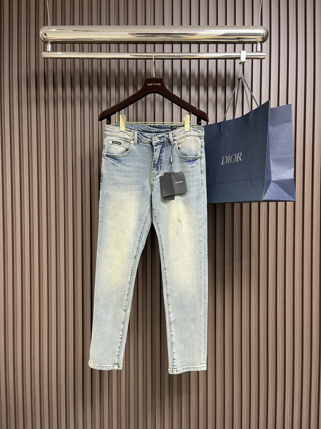 NO:521419,DG 2025ss Spring and Summer New Wash Men's Casual Jeans, a pair of jeans with a strong tone, are all fashionable and reincarnation, so for the denim category, such reincarnation is especially dense!  The jeans are made of imported daily denim denim cotton cloth, and are washed and ground into white with heavy industry, and have a super high appearance!  It is also not as comfortable as it is not as good as the fabric is soft and skin-friendly and elastic, and it also takes into account excellent sweat-relief and breathable properties, which can also be worn all year round!  The back pocket is full of recognizable embroidery and the details of the matte lacquered metal buttons engraved with words, which show the brand identity in a low-key and restrained manner!  Classic small straight jeans style cut, the upper body can modify all imperfect leg shapes, instantly pulling the identity into a golden ratio effect, which is very worthy of being included in men's wardrobe. Size 29-36 No 35, jeans, gold, alexander wang19860909DG 2025ss春夏新品水洗男士休闲牛仔裤,腔调感极强的一款牛仔裤,都是时尚是个轮回,那么于牛仔类别而言这样的轮回尤其密集！该牛仔裤采用客供进口日制丹宁牛仔棉布制成,重工水洗磨白,颜值度超级高！舒适度方面同样也不安下风,面料柔软亲肤有弹力,同时兼顾出色的排汗透气性,可兼顾一年四季穿着搭配！后兜充满辨识度的刺绣,以及刻有字样的哑光漆面金属纽扣细节,低调内敛的展现出品牌身份！经典小直筒牛仔裤版型剪裁,上身能够修饰所有不完美的腿型,瞬间将身份拉分成黄金比例效果,非常值得被收入男士的衣橱之中.尺码29-36 无35,,jeans,gold,alexander wang,Men's clothing