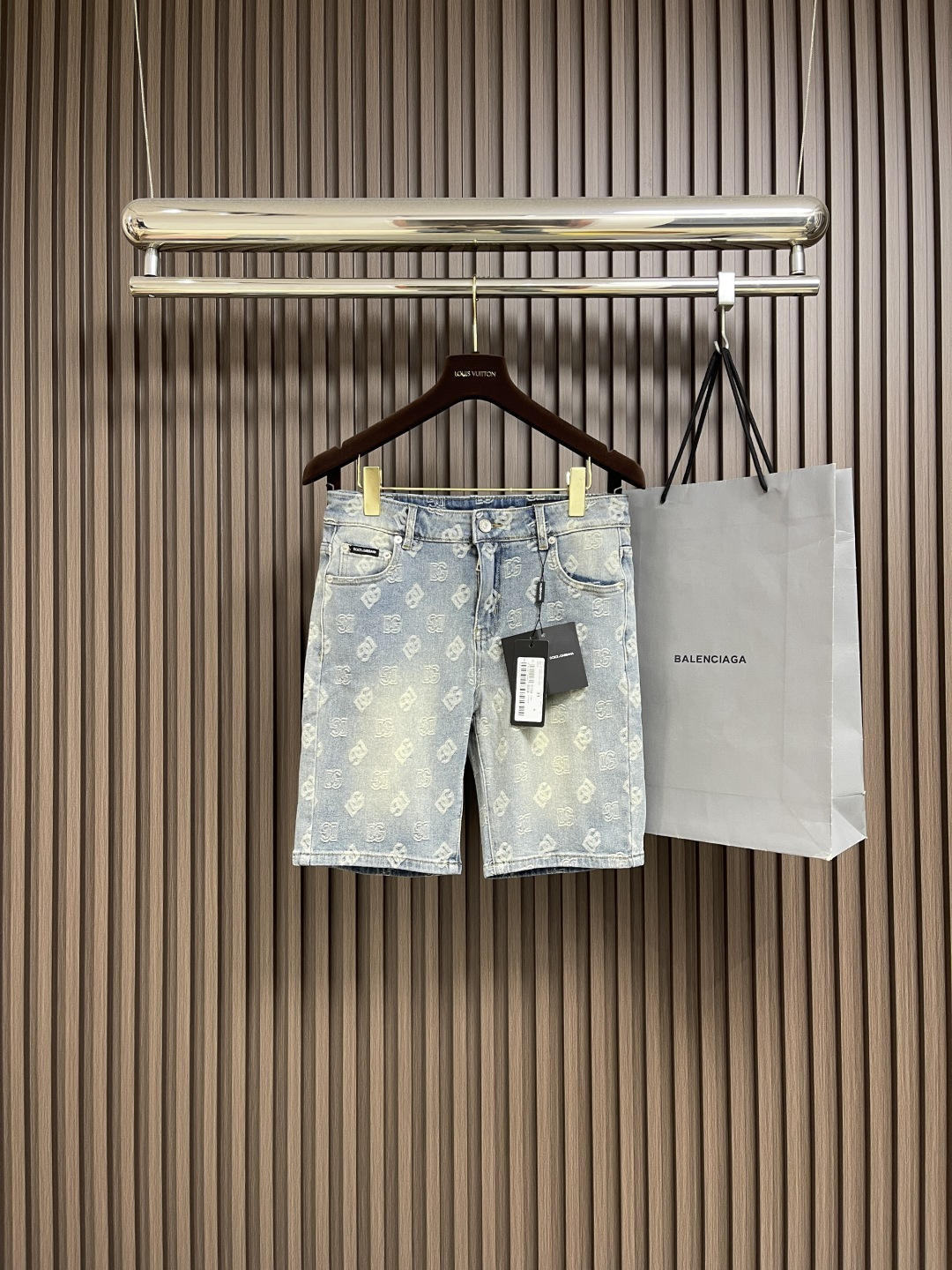 NO:520251,DG 2025SS spring and summer new casual denim shorts customized fabric, breathable and comfortable, impeccable details, brand element design concept, reflecting high quality. It feels delicate and soft!  Present casual cut, with a great upper body style. Size 29-36 No 35, shorts, alexander wang19860909DG 2025SS春夏新款休闲牛仔短裤 定制面料 透气舒适度高,细节无可挑剔,品牌元素设计理念,体现高品质.手感细腻柔软！呈现休闲裁剪,上身版型超赞.尺码29-36 无35,,shorts,alexander wang,Men's clothing