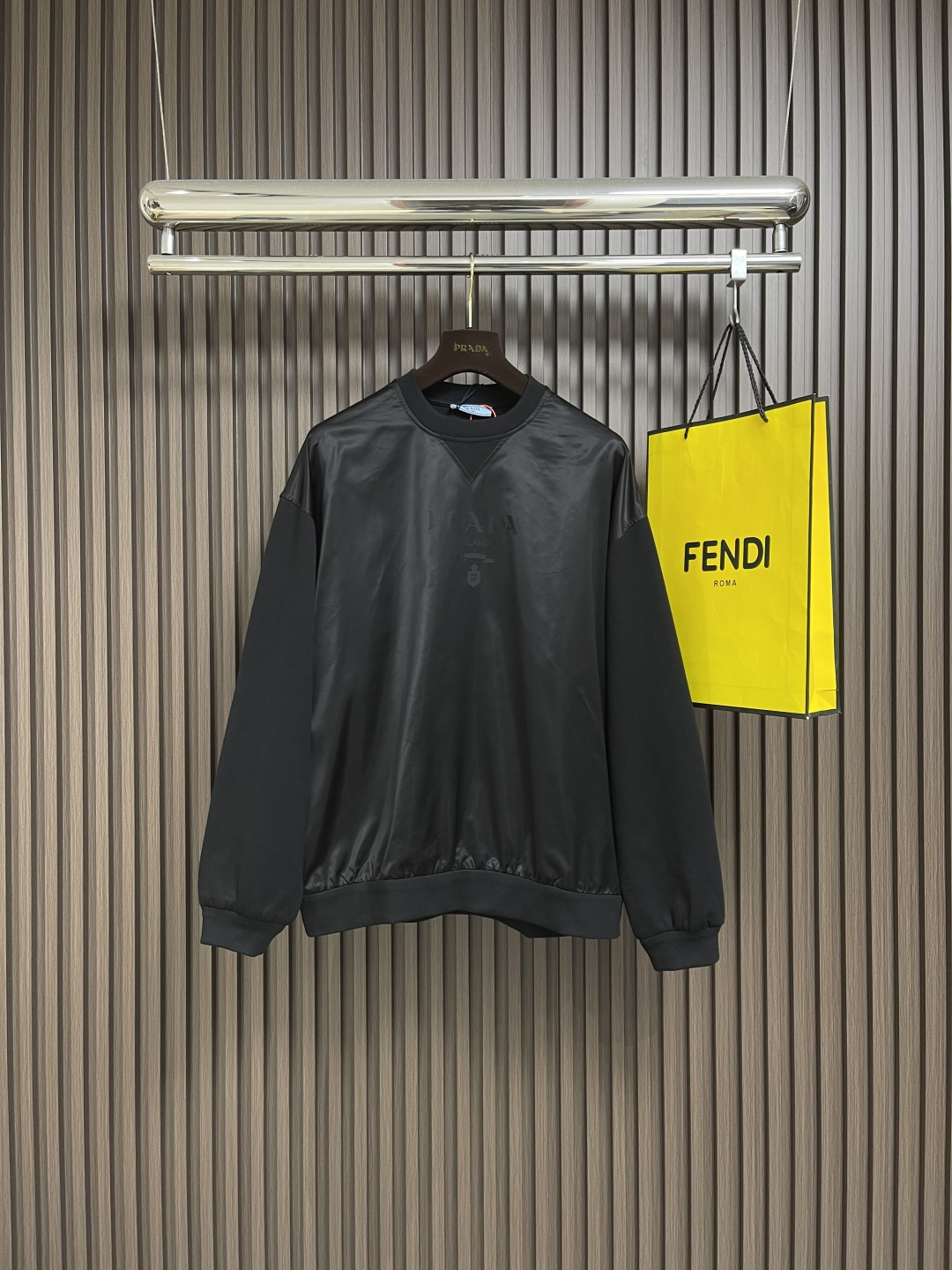 NO:518317,Prada Milano spliced ​​sweatshirt, custom double-woven yake cotton and jacquard digital nylon illustrator. Excellent texture. Comfortable skin. Classic black tone exudes an innate sense of high quality. The iconic Prada Milano is vividly seen on the chest. The outline of the letters is looming. The unique design of the collar triangle is complemented by the unique splicing of the neckline. It exudes an unparalleled nobility. It is a symbol of Milan's fashion. Deconstruct the attitude of modern gentlemen. Jacquarding the fabric jacquard technology. By weaving Prad@ Miland textile technology on the surface of the fabric. Control the interweaving method of warp and weft threads. Precisely control the interweaving density and tension of the yarn to make it more three-dimensional. Needle shuttle splicing technology. Make full use of the advantages of knitted fabrics and woven fabrics. By choosing the right sewing process and stitches, the splicing parts can be secure and beautiful. The fabric has been poured.  The texture is better, it is not easy to deform, it is not easy to shrink, it is not easy to fade, and it maintains long-term beauty. Size S-XL, prada, hoodie, sweatshirts, alexander wang19860909Prada Milano 拼接卫衣,定制双织蛋白亚克光棉 以及提花数码尼龙幻料 质感卓越 舒适贴肤 经典黑色调散发与生俱来的高级感 标志性Prada Milano跃然于胸前 字母的轮廓若隐若现 与领口三角区拼接独特设计相得益彰增添品牌辨识度 散发着无与伦比的高贵气息 是米兰时尚的象征 解构现代绅士的态度 面料提花工艺 通过在织物表面织出Prad@ Miland纺织技术 控制经纬线的交织方式 精确控制纱线的交织密度和张力 使其更具立体感 针梭拼接技术 能够充分利用针织面料和梭织面料的各自优点 通过选择合适的缝制工艺和线迹 可以确保拼接部位牢固且美观 面料都经过浇洗 手感质感更佳 不易变形 不易缩水 不易褪色 保持长久的美观.尺码S-XL,,prada,hoodie,sweatshirts,alexander wang,Men's clothing