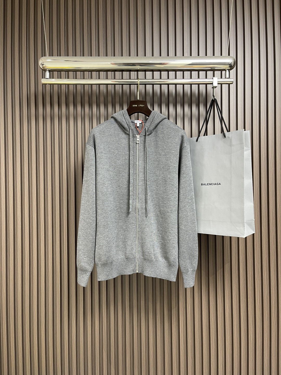 NO:518314,Loewe Anagram Zip hooded sweatshirt jacket, fixed woven 32 rabbit velvet blended yarn The fineness of rabbit velvet is very fine among animal fibers. The average fineness is about 10.83 microns. It is as fine as silk as a cloud. It is fluffy and gentle. It is based on a touch of high-end gray. It is the elegance tempered by time. The front is decorated with homogeneous clean fit. The neat hooded design with a hint of casualness and laziness. The back Anagram embossed embroidery injects the brand's soul charm. The profound visual space shows the elegant figure and exudes infinite charm. Embossed embroidery creates a pattern with relief effect on the fabric through embroidery techniques. The embroidery thread forms three-dimensional texture and layers on the fabric through layers of stacking and interlacing. The laundry washing water and soft smell removal process. Through professional washing equipment and specific detergents  Deeply clean and deodorize clothes to improve the feel and appearance of clothes. Size S-XL, loewe, hoodie, sweatshirts, jackets & coats, hats, alexander wang19860909Loewe Anagram 拉链连帽卫衣外套,定织32支兔绒混纺纱 兔绒的细度是动物纤维中非常细的 平均细度约为10.83微米 细若蚕丝 柔如云朵 蓬松又轻柔 以一抹高级灰为底 是时光淬炼的优雅 前幅饰以同质化clean fit展示 利落的连帽设计 带着一丝随性与慵懒搭配后幅Anagram 压纹点缀注入品牌灵魂魅力 富有深意的视觉空间 尽显优雅身姿 散发无限魅力,浮雕绣花 通过刺绣技法在织物上创造出具有浮雕效果的图案 通过层层叠加交错绣制使绣线在织物上形成立体的纹理和层次,成衣洗水加软去味工艺 通过专业的洗涤设备和特定的洗涤剂 对衣物进行深度清洁和去味处理 改善衣物的手感和外观.尺码S-XL,,loewe,hoodie,sweatshirts,jackets & coats,hats,alexander wang,Men's clothing