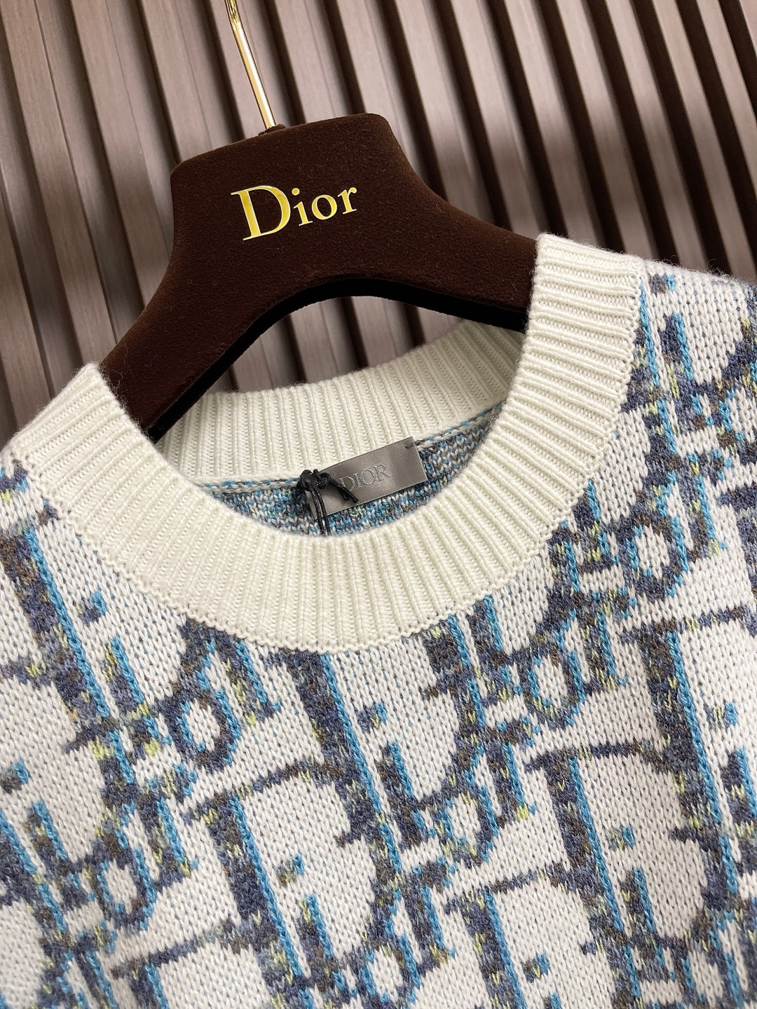 🛒🛒Dior 2025SS新款圆领针织毛衣，重新诠释经典的 Oblique 印花。采用白色和蓝色绵羊毛提