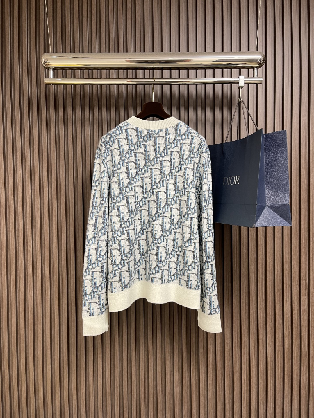 🛒🛒Dior 2025SS新款圆领针织毛衣，重新诠释经典的 Oblique 印花。采用白色和蓝色绵羊毛提
