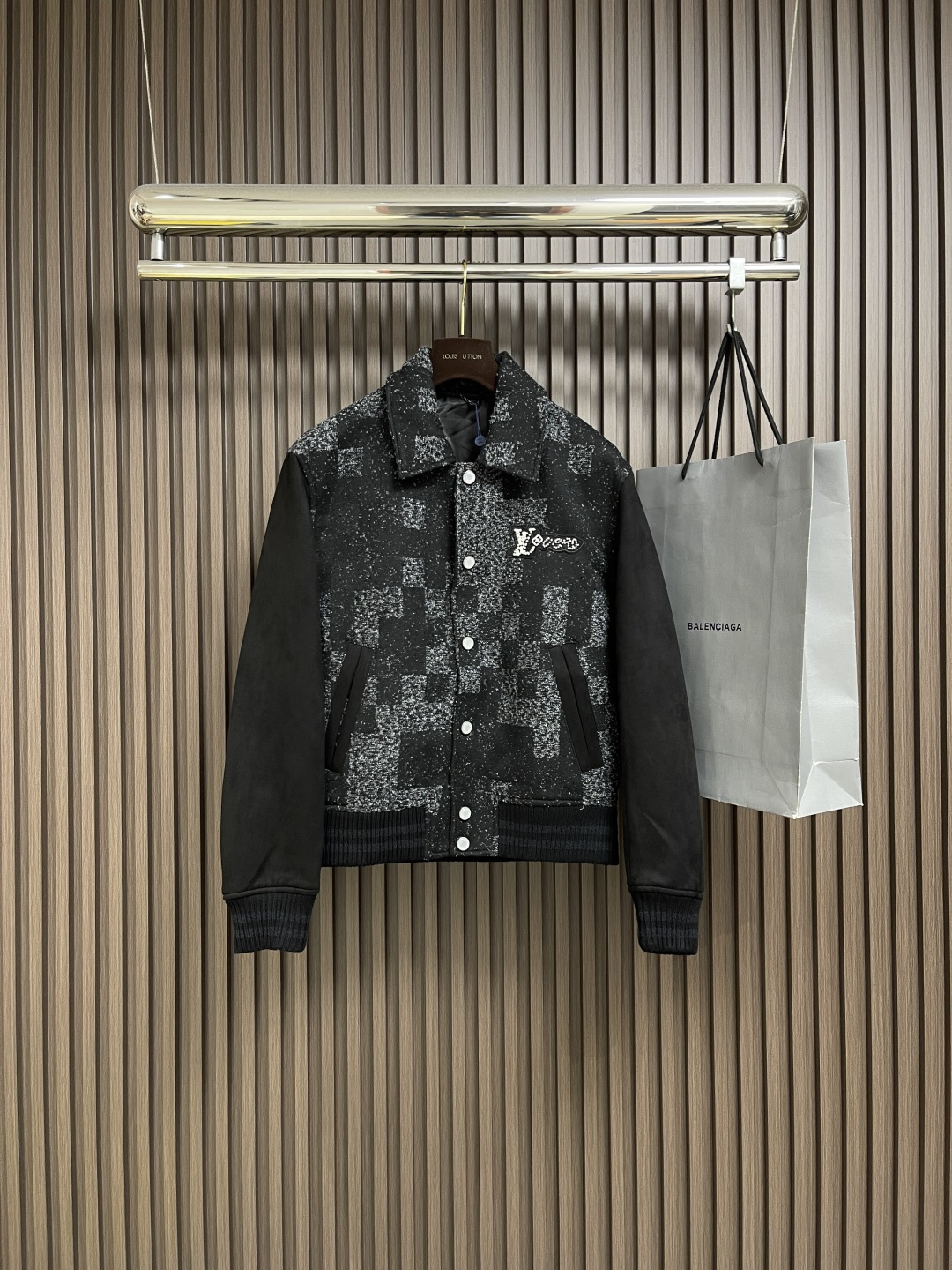 NO:518312,LV 2025ss new baseball tunic jacket, cleverly woven into the Damoflage pattern of the 2025 spring and summer fashion show, shaping the eye-catching style with elegant tailoring. Rhinestone and resin beads lit up the logo patch, which complement each other with bright pearlescent buttons. The suede leather sleeves and pockets add a soft touch. Size S-XL,,louis vuitton, jackets & coats,alexander wang19860909LV 2025ss新款款棒球束腰夹克,为珠皮呢衣身巧妙织入2025春夏时装秀的Damoflage 图案,以优雅剪裁塑造瞩目风范.莱茵石和树脂珠饰点亮标识贴饰,与莹亮珠光纽扣相互映衬.正绒面皮革衣袖和口袋再添柔软触感.尺码S-XL,,louis vuitton,jackets & coats,alexander wang,Men's clothing